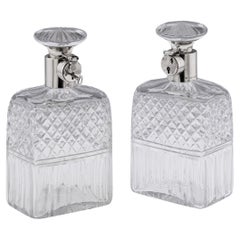 Siglo XX Pareja inglesa de decantadores con cierre de plata maciza y cristal tallado c.1925