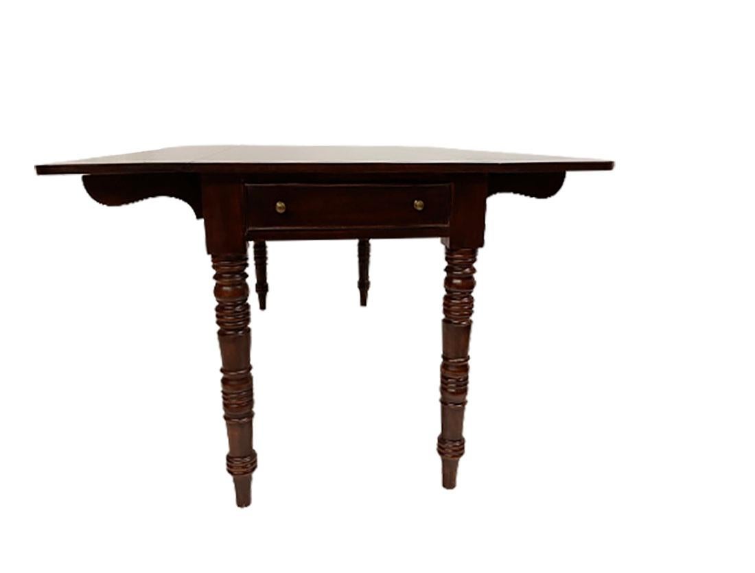 Table de salle à manger ou d'appoint anglaise Pembroke du XXe siècle en vente 2