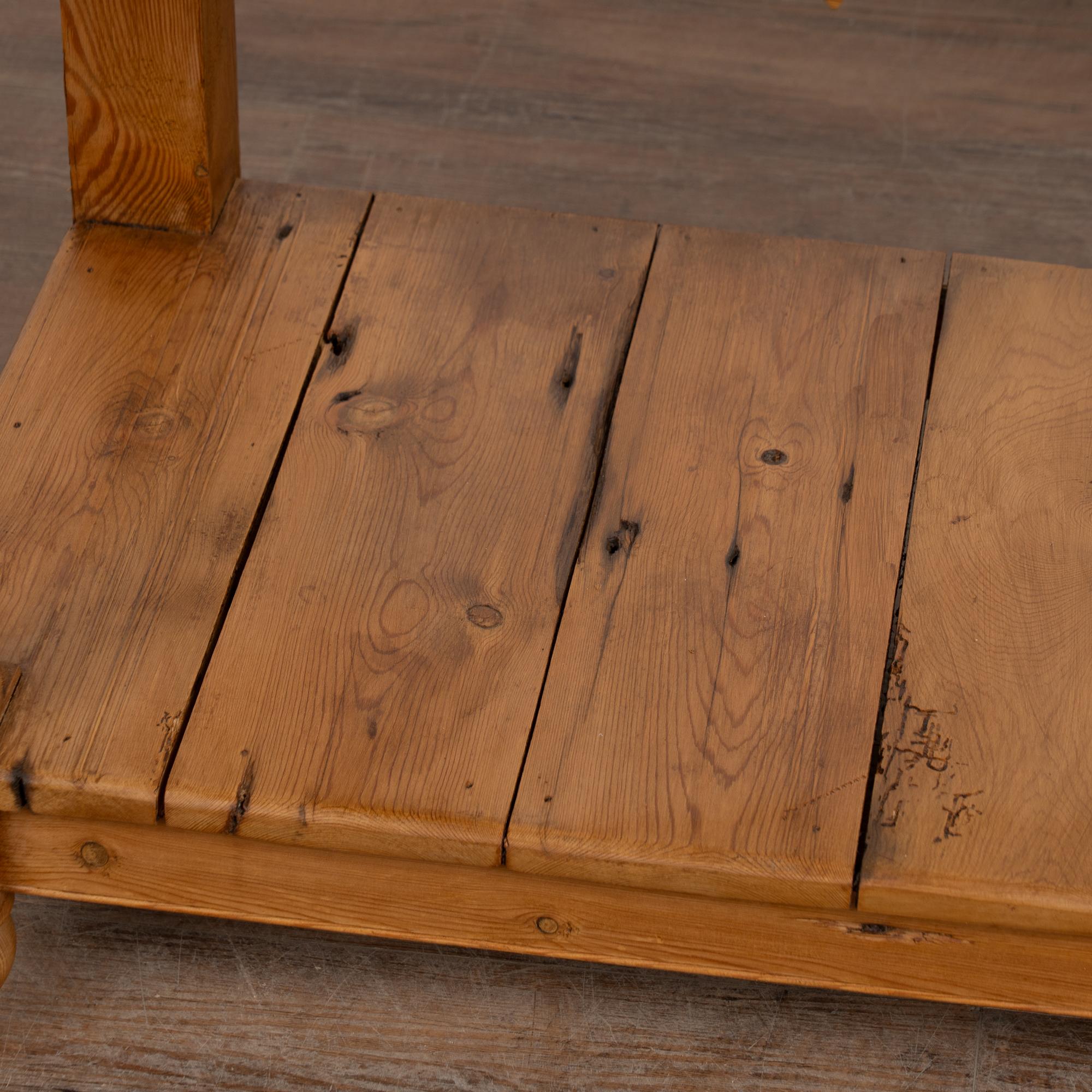 Console en pin anglais du 20e siècle avec étagère en vente 2