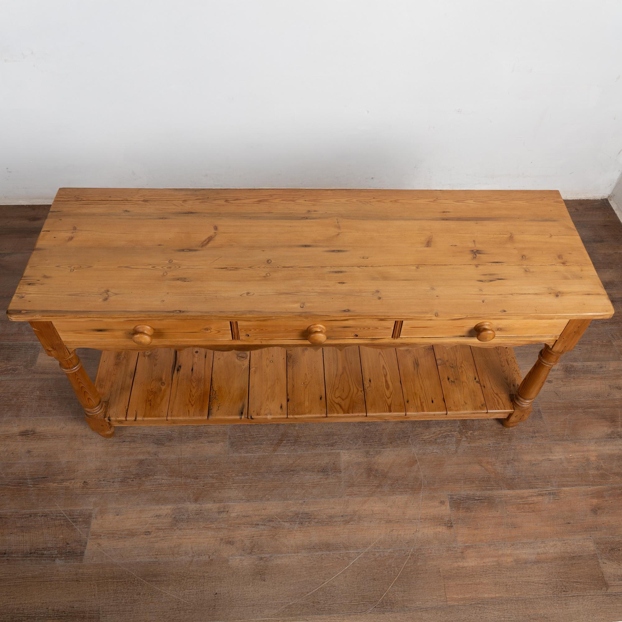 Console en pin anglais du 20e siècle avec étagère en vente 4