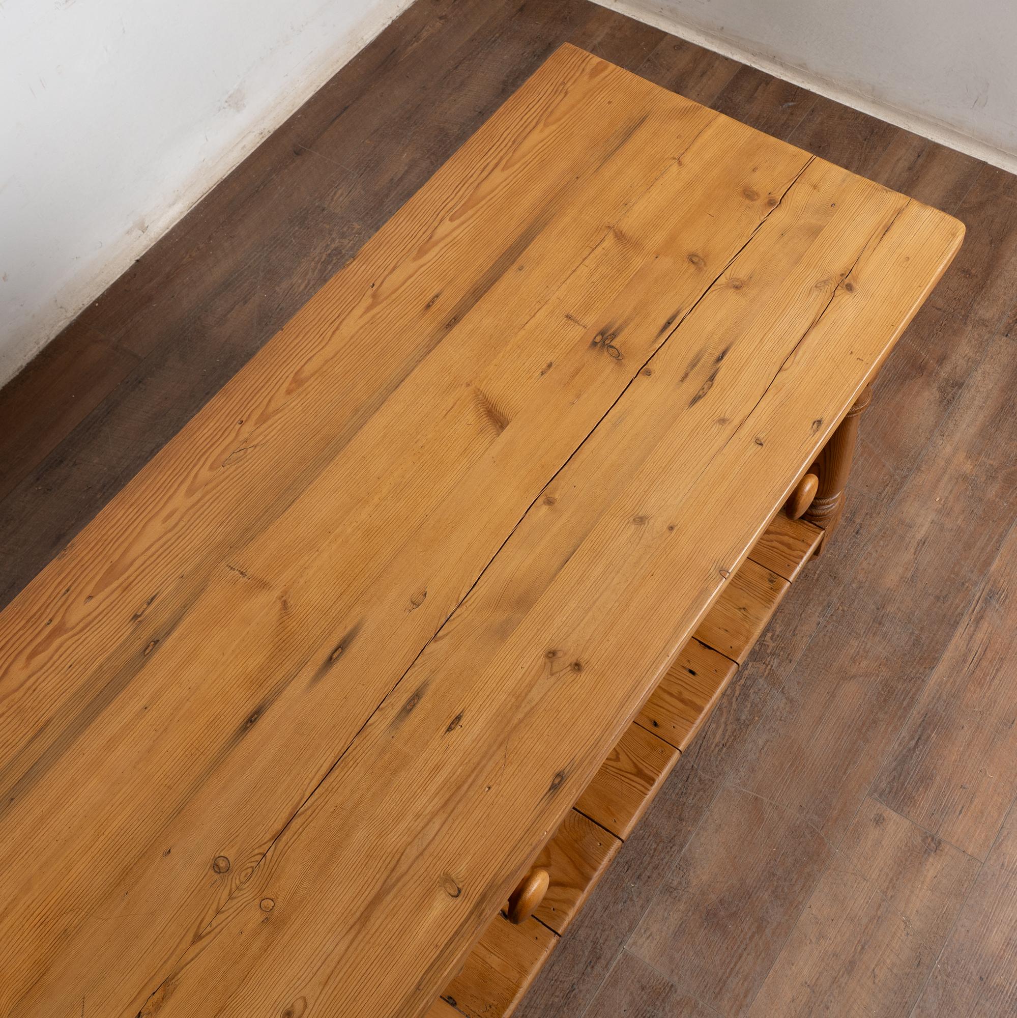 Console en pin anglais du 20e siècle avec étagère en vente 5