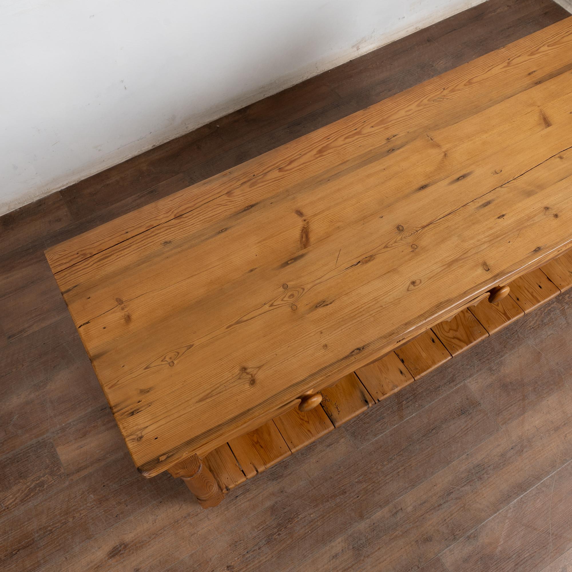 Console en pin anglais du 20e siècle avec étagère en vente 6