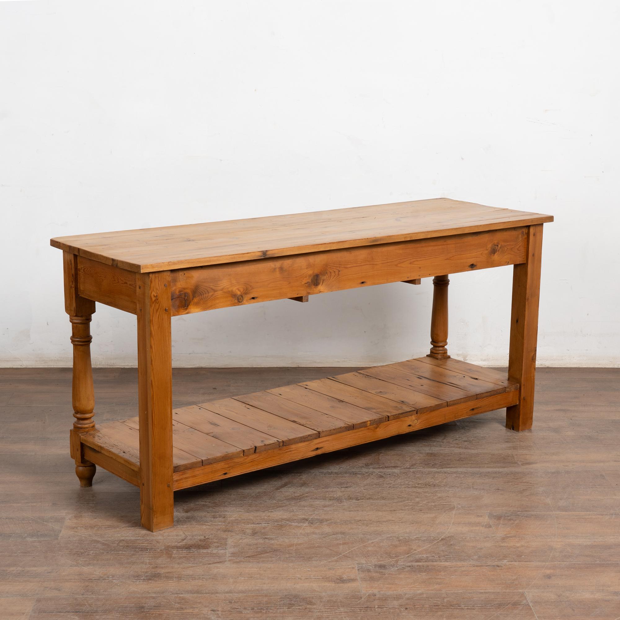 Console en pin anglais du 20e siècle avec étagère en vente 7