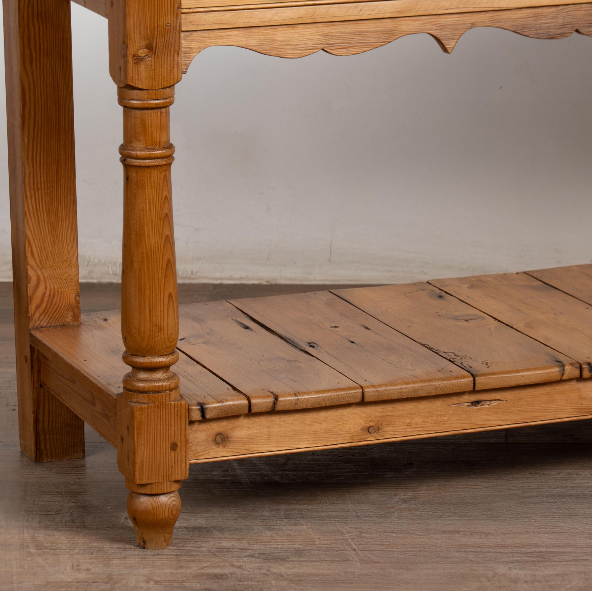 Country Console en pin anglais du 20e siècle avec étagère en vente