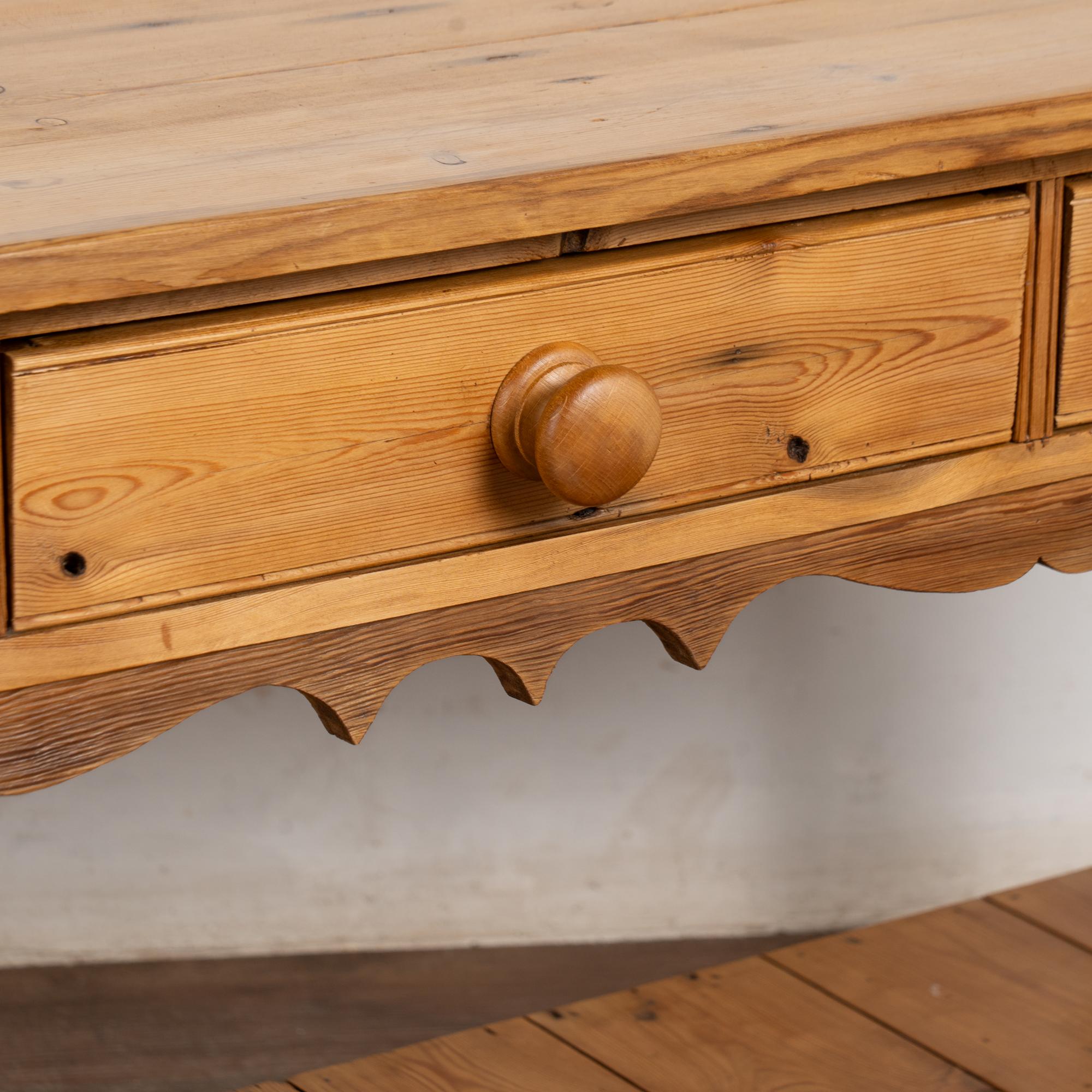 Console en pin anglais du 20e siècle avec étagère État moyen - En vente à Round Top, TX