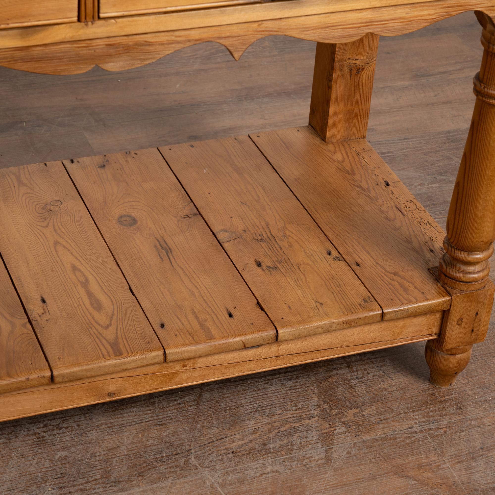 Console en pin anglais du 20e siècle avec étagère en vente 1