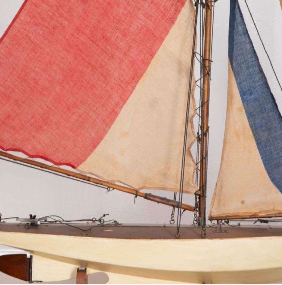 Yate estanque inglés reequipado con banderas originales de la Union Jack