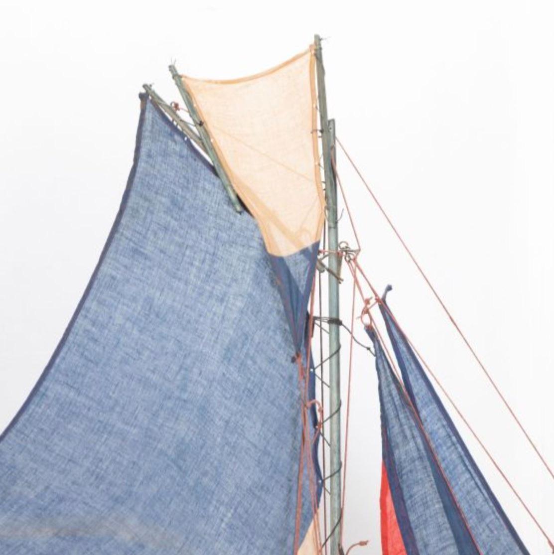 Yate estanque inglés reequipado con banderas originales de la Union Jack
