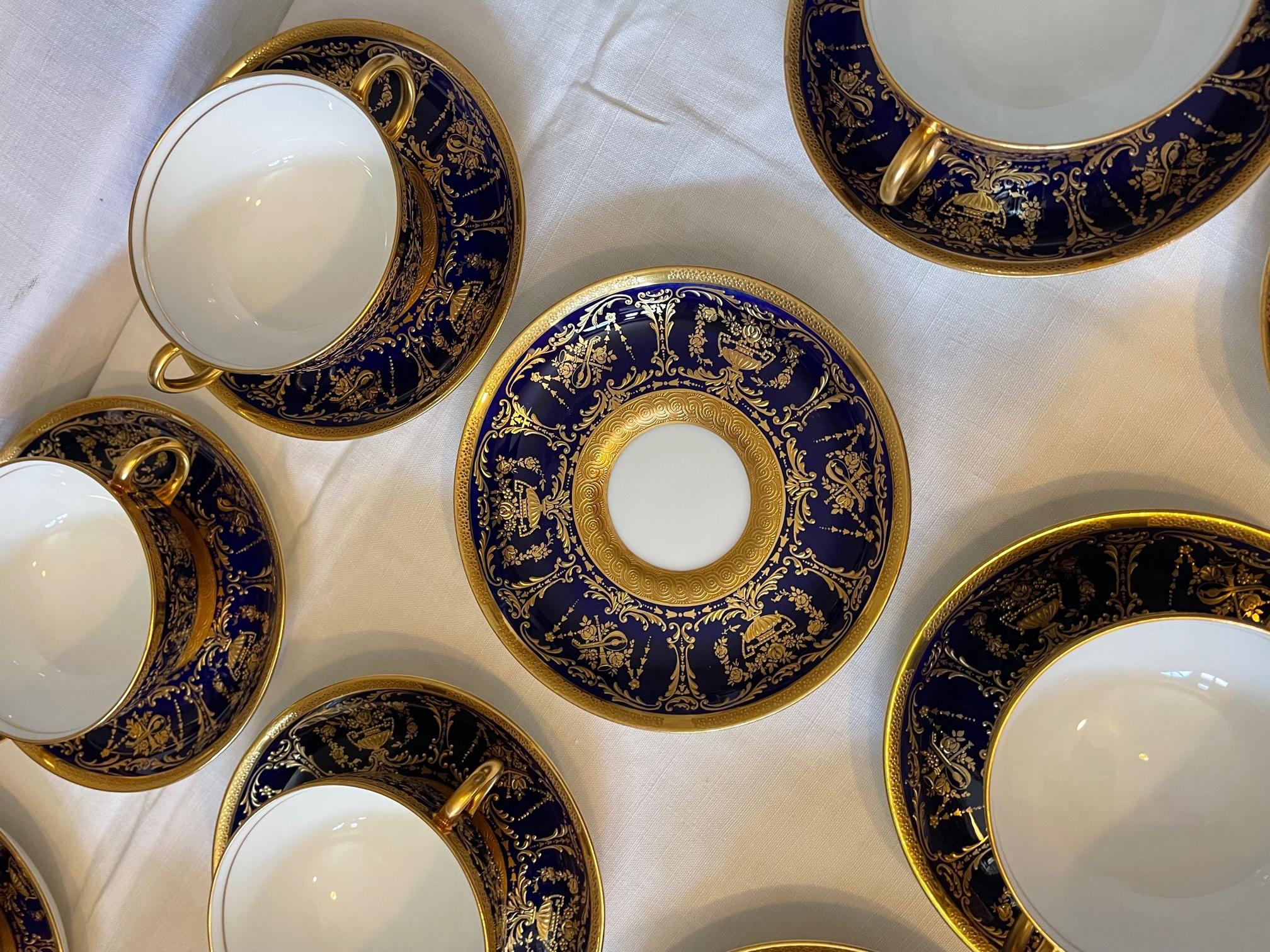 20th century English Porcelain Royal Doulton 94 Serving Pieces, 1920s 9