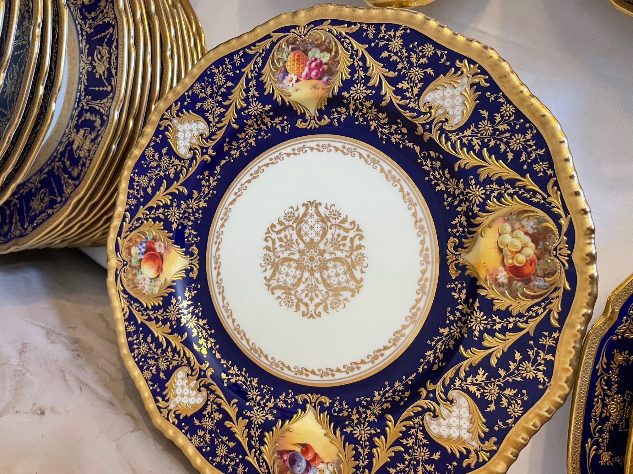 20th century English Porcelain Royal Doulton 94 Serving Pieces, 1920s 11