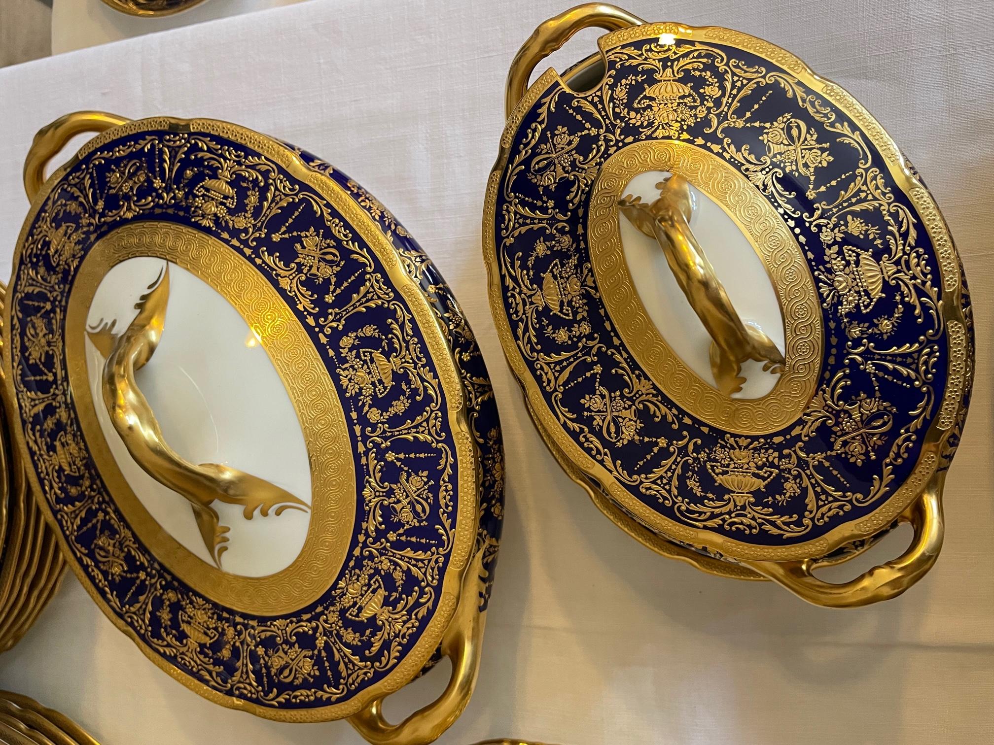 20th century English Porcelain Royal Doulton 94 Serving Pieces, 1920s 12