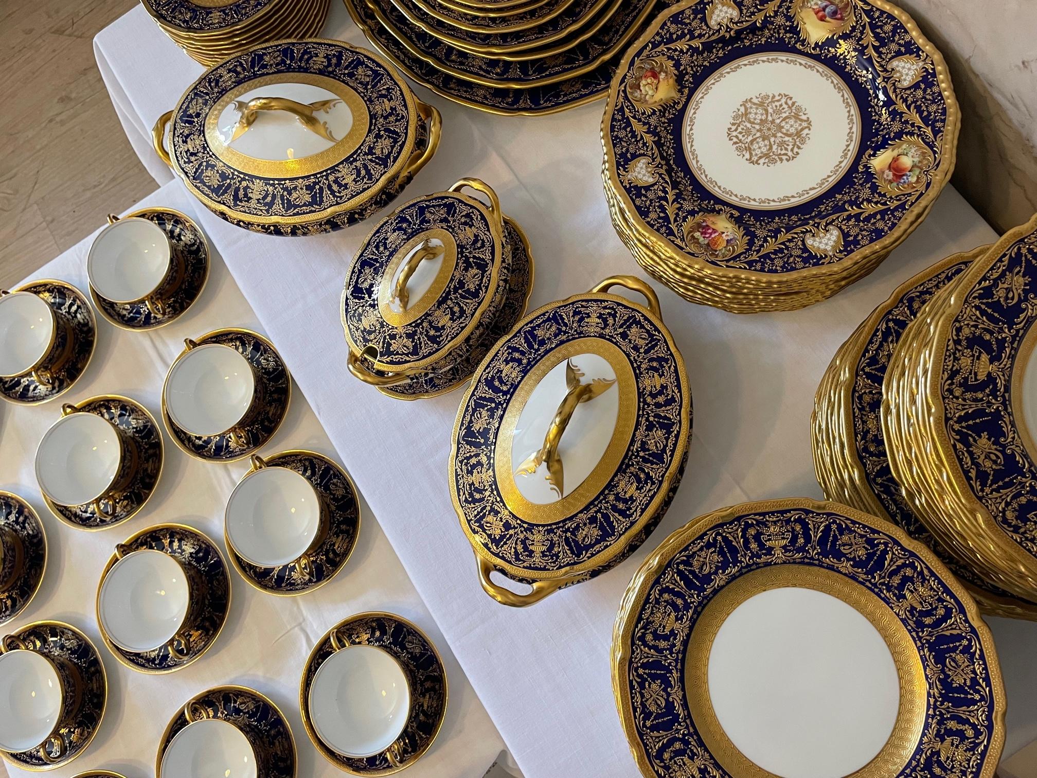 20th century English Porcelain Royal Doulton 94 Serving Pieces, 1920s 13