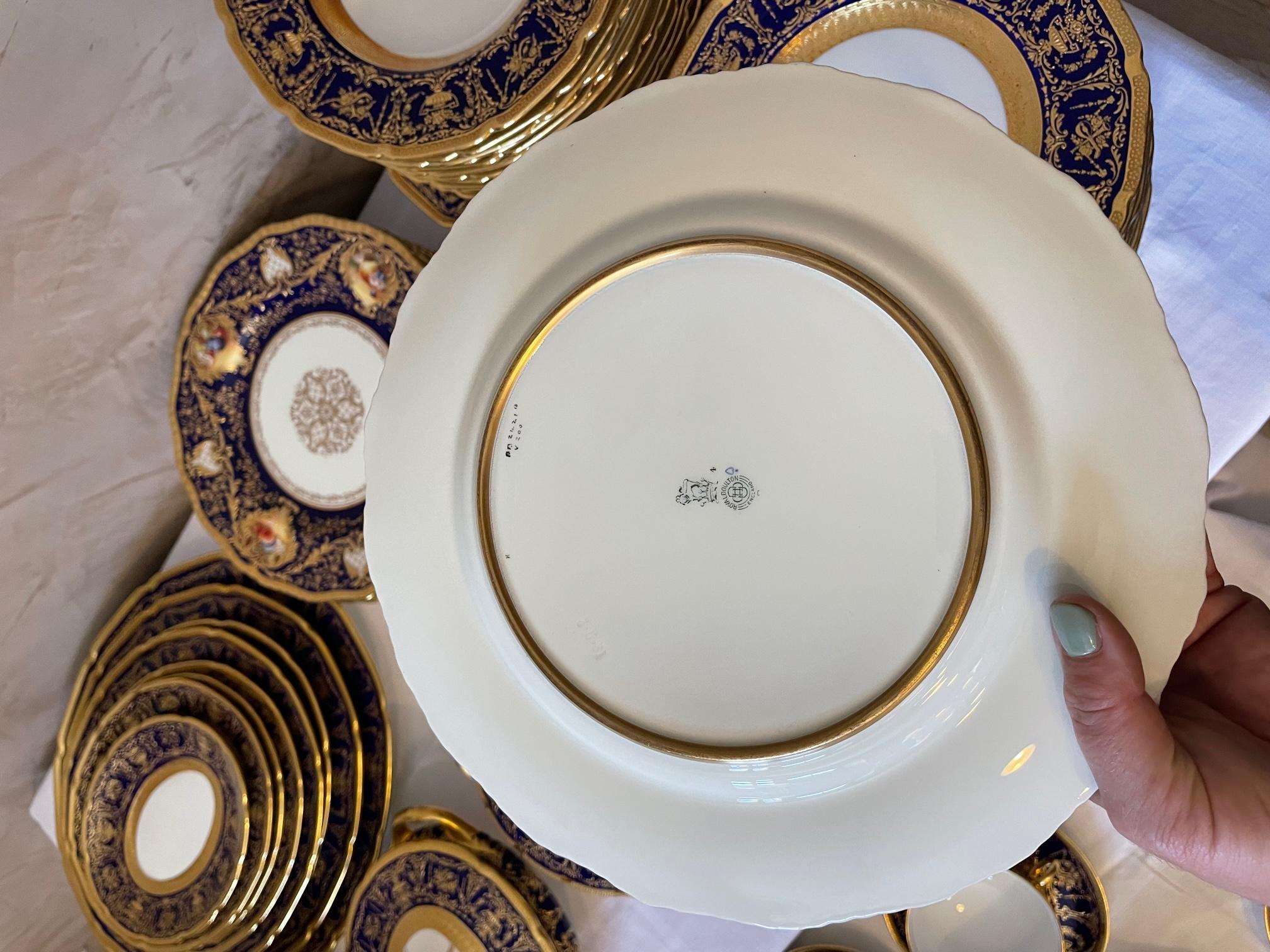 20th century English Porcelain Royal Doulton 94 Serving Pieces, 1920s 14