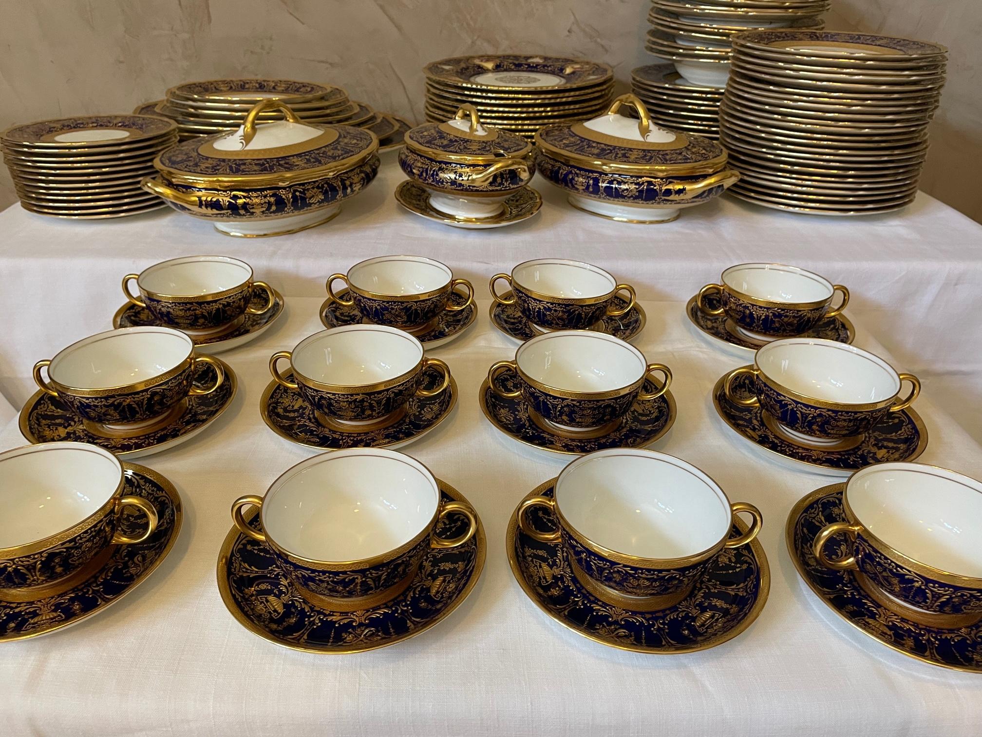 20th century English Porcelain Royal Doulton 94 Serving Pieces, 1920s 5
