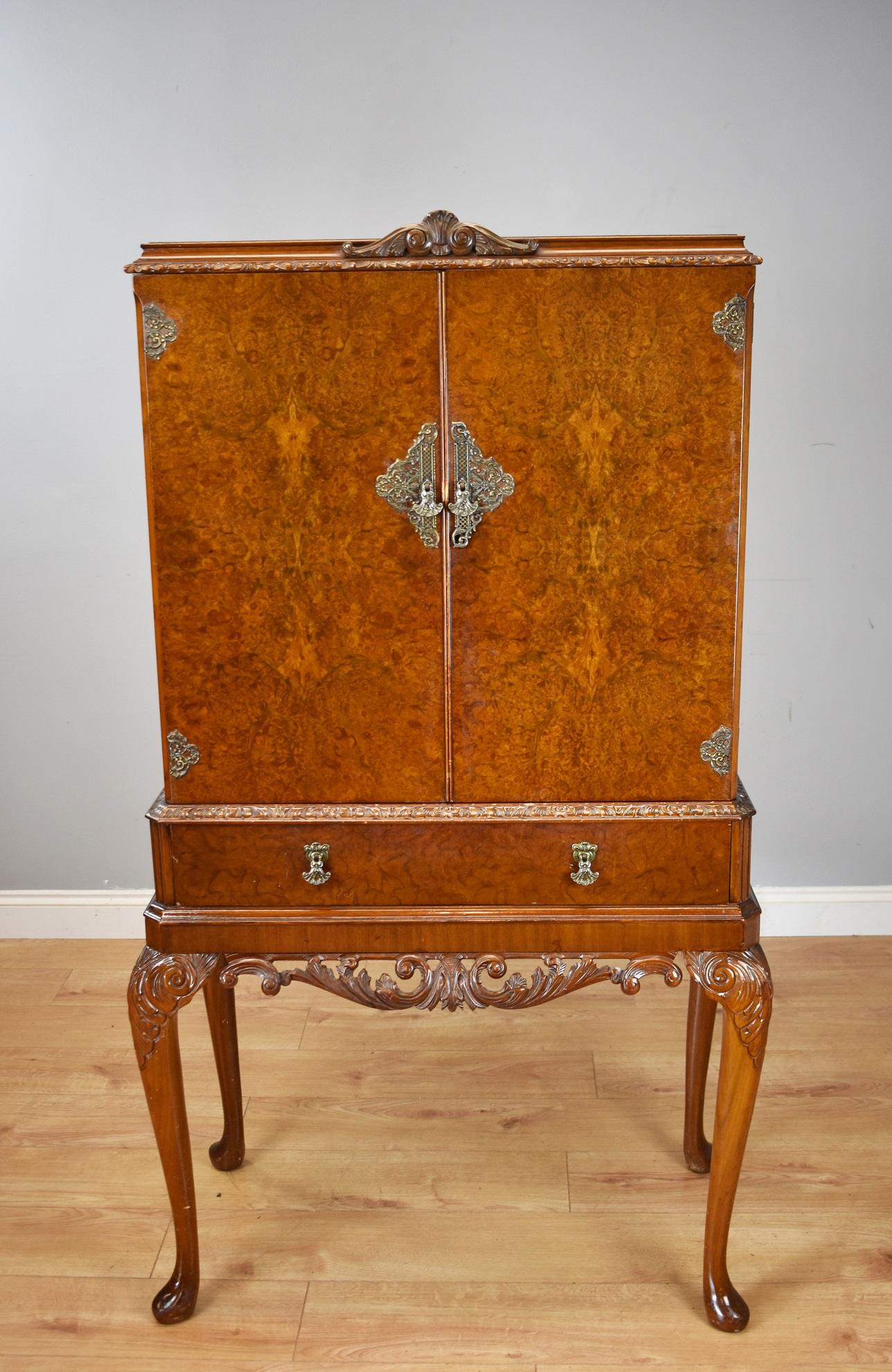 20th Century English Queen Anne Style Burr Walnut Cocktail Cabinet In Good Condition In Chelmsford, Essex