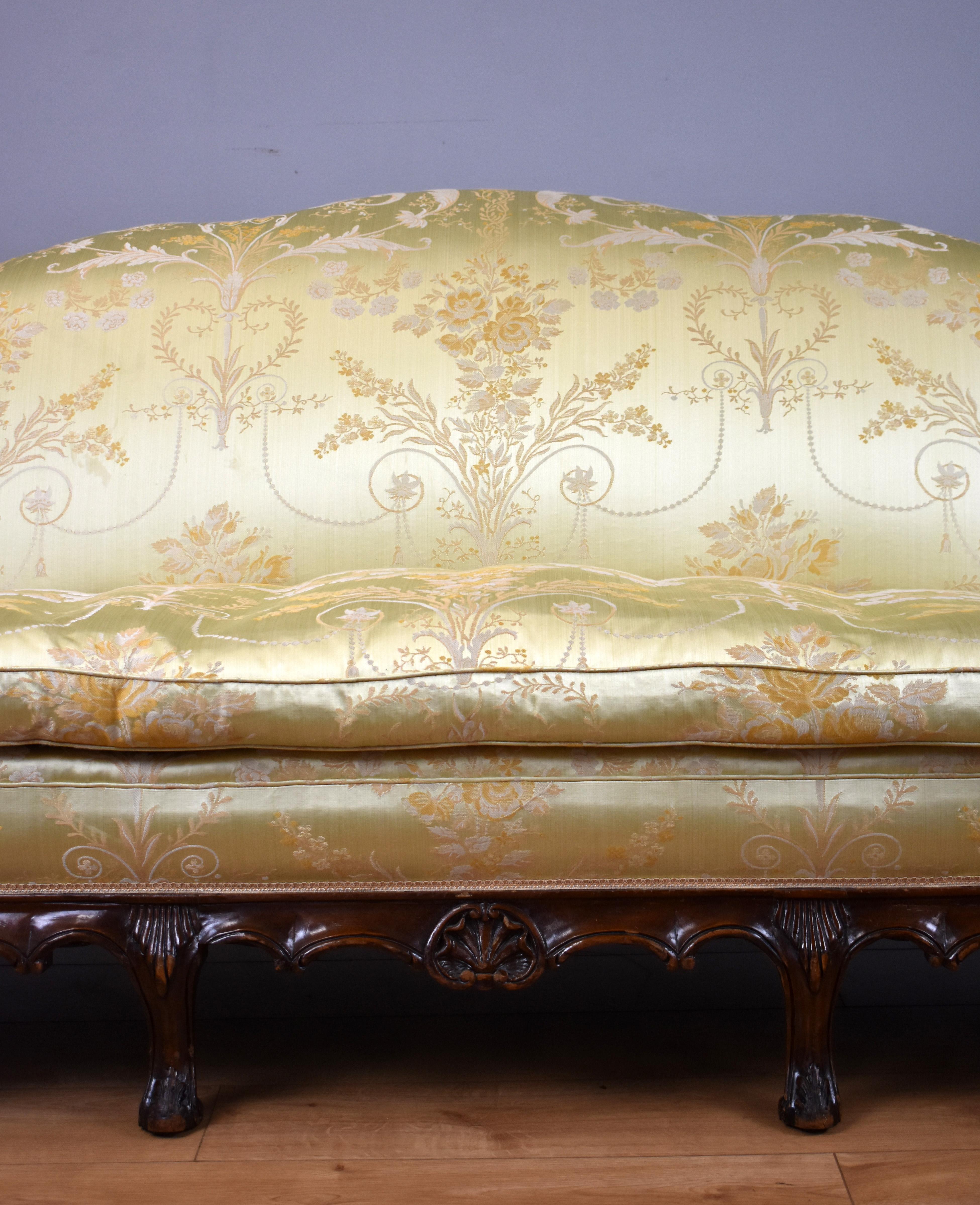 20th Century English Queen Anne Style Sofa In Good Condition In Chelmsford, Essex