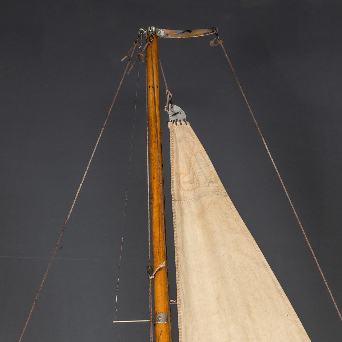 20th Century English Racing Wood Pond Yacht, c.1960 In Good Condition For Sale In Royal Tunbridge Wells, Kent