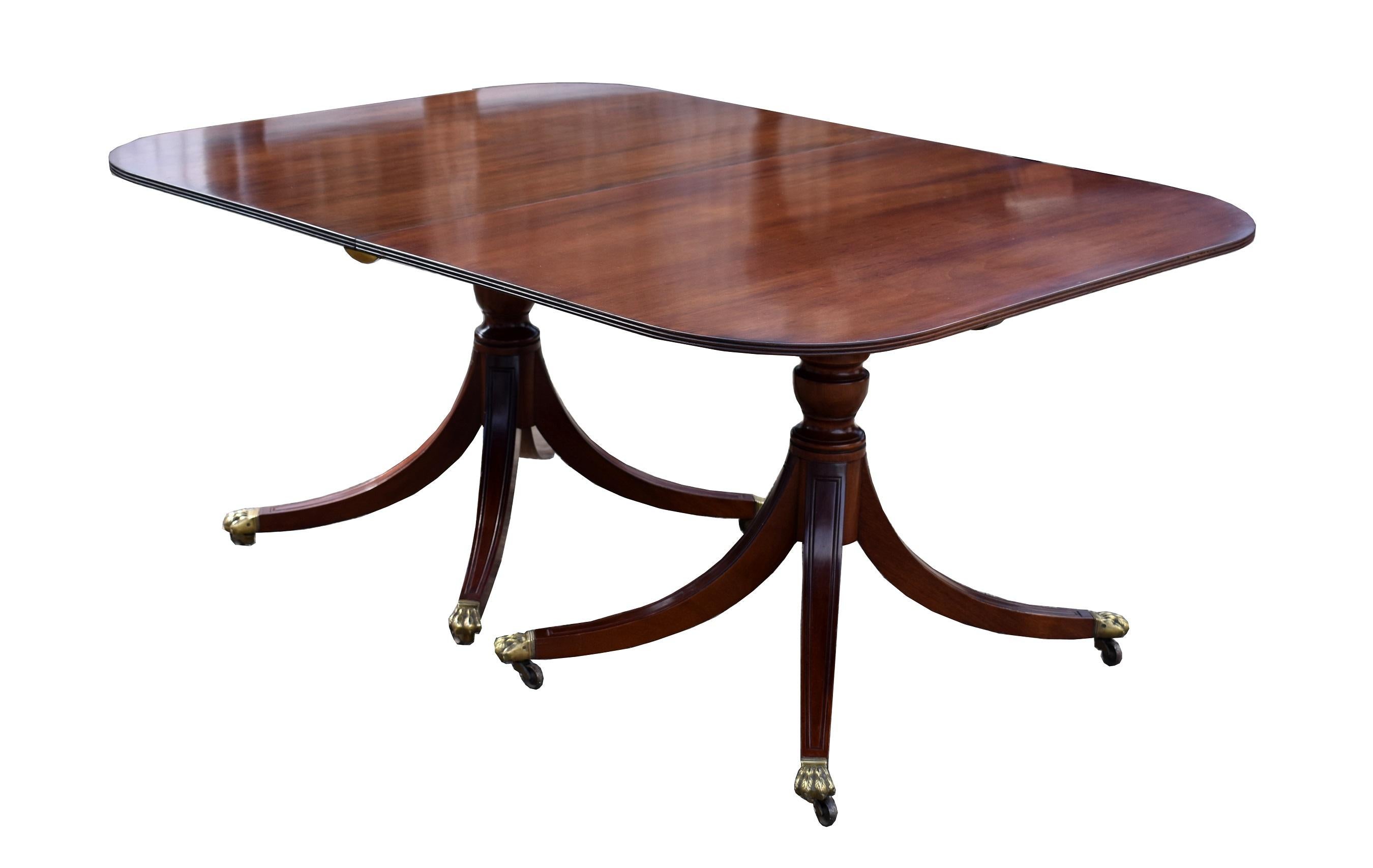 20th Century English Regency Style Mahogany Four Pedestal Dining Table In Good Condition In Chelmsford, Essex