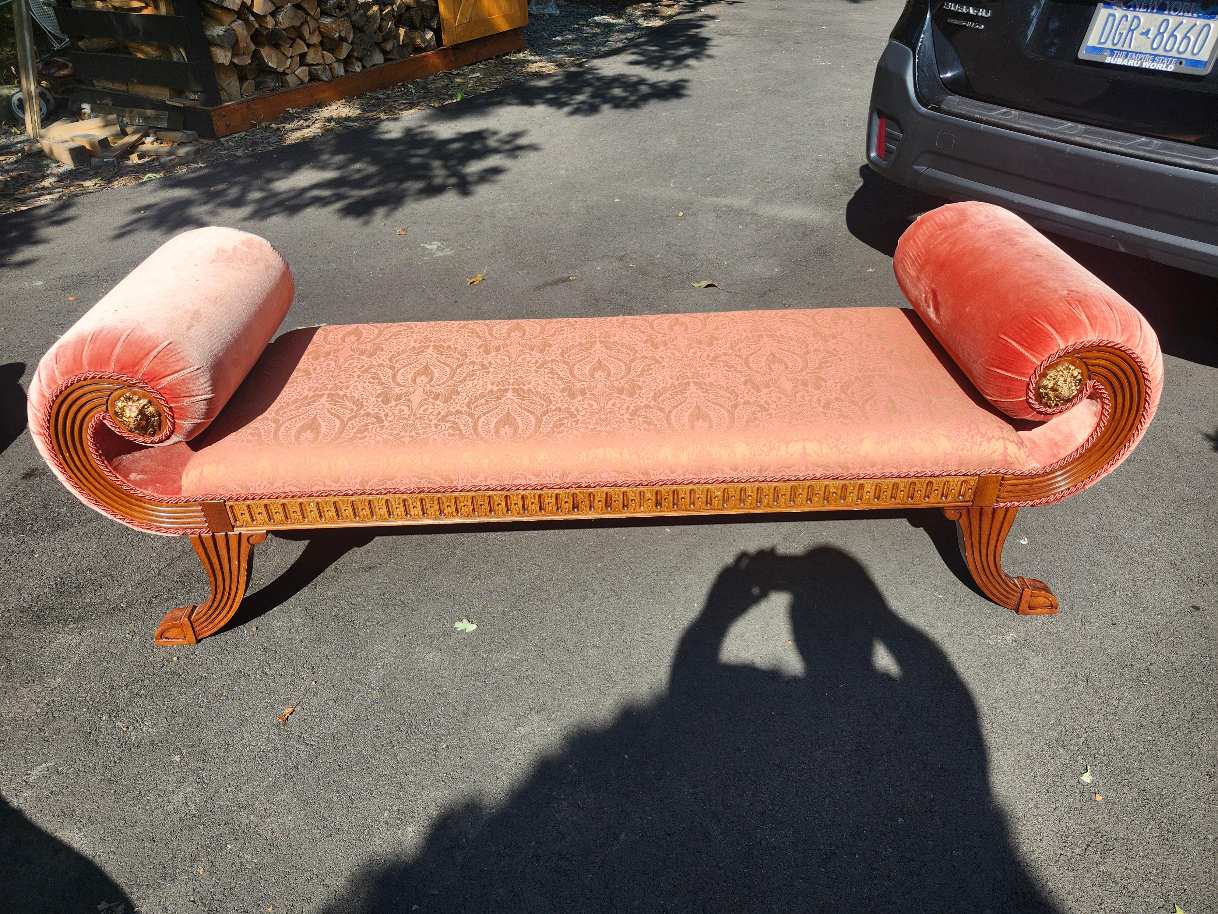 Recamier in stile Regency inglese del 20° secolo con bracci a voluta in vendita 2