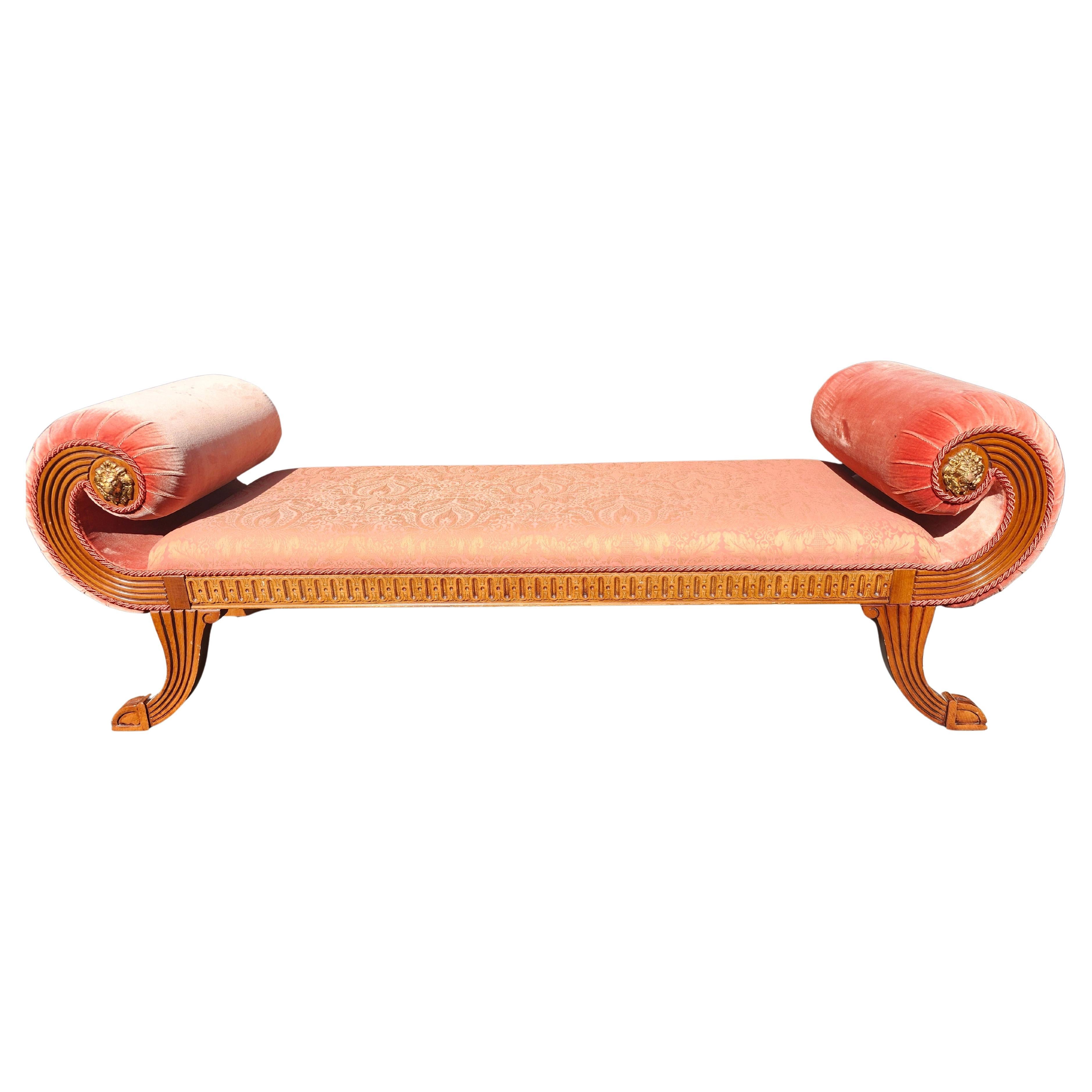 Recamier in stile Regency inglese del 20° secolo con bracci a voluta in vendita