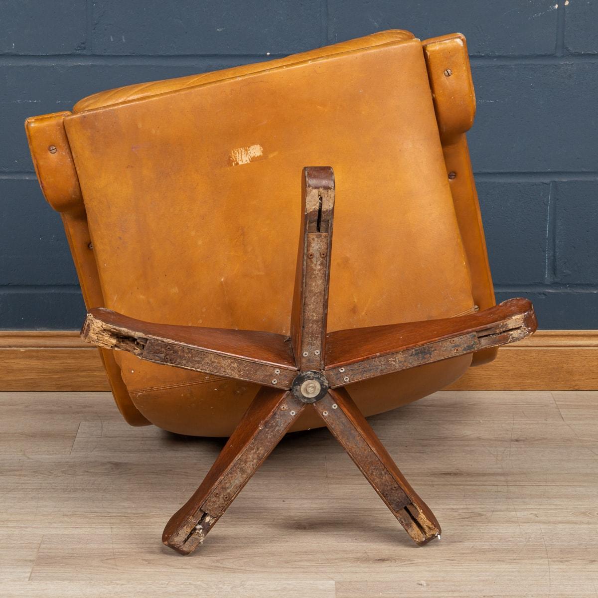20th Century English Revolving Leather Lounge Chair 3