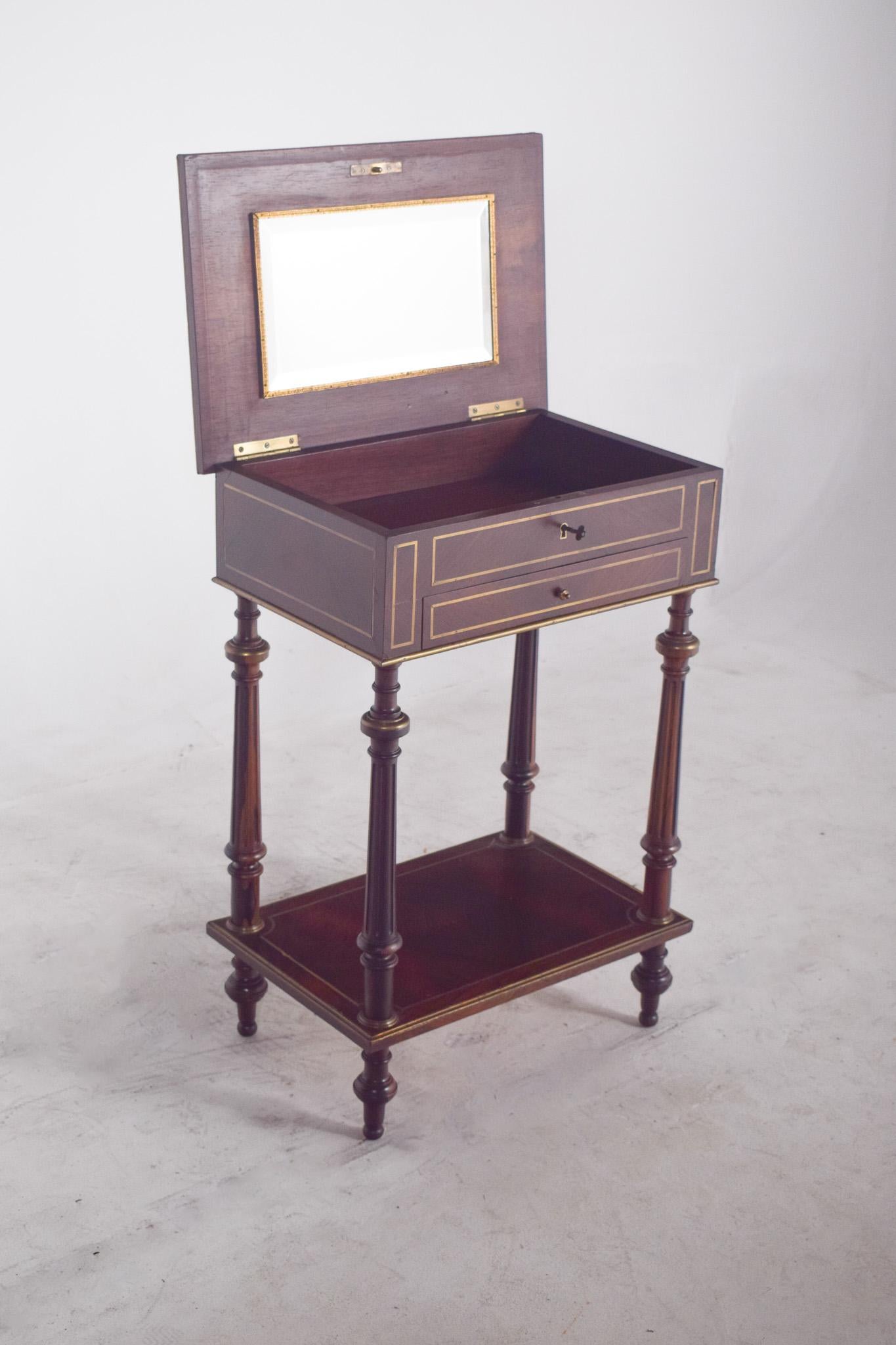 Tavolino da toilette in palissandro inglese del XX secolo con filetti d'oro in vendita 1