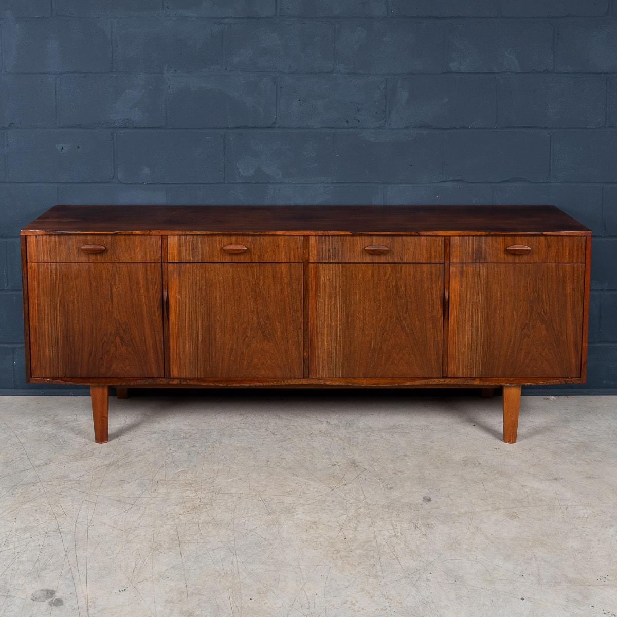 Una rarissima credenza della metà del XX secolo, realizzata in Inghilterra intorno agli anni '60 da Gordon Russell. La rarità sta nei dettagli, che mostrano l'ebanisteria britannica al suo meglio. La credenza è realizzata con due tipi di legno: