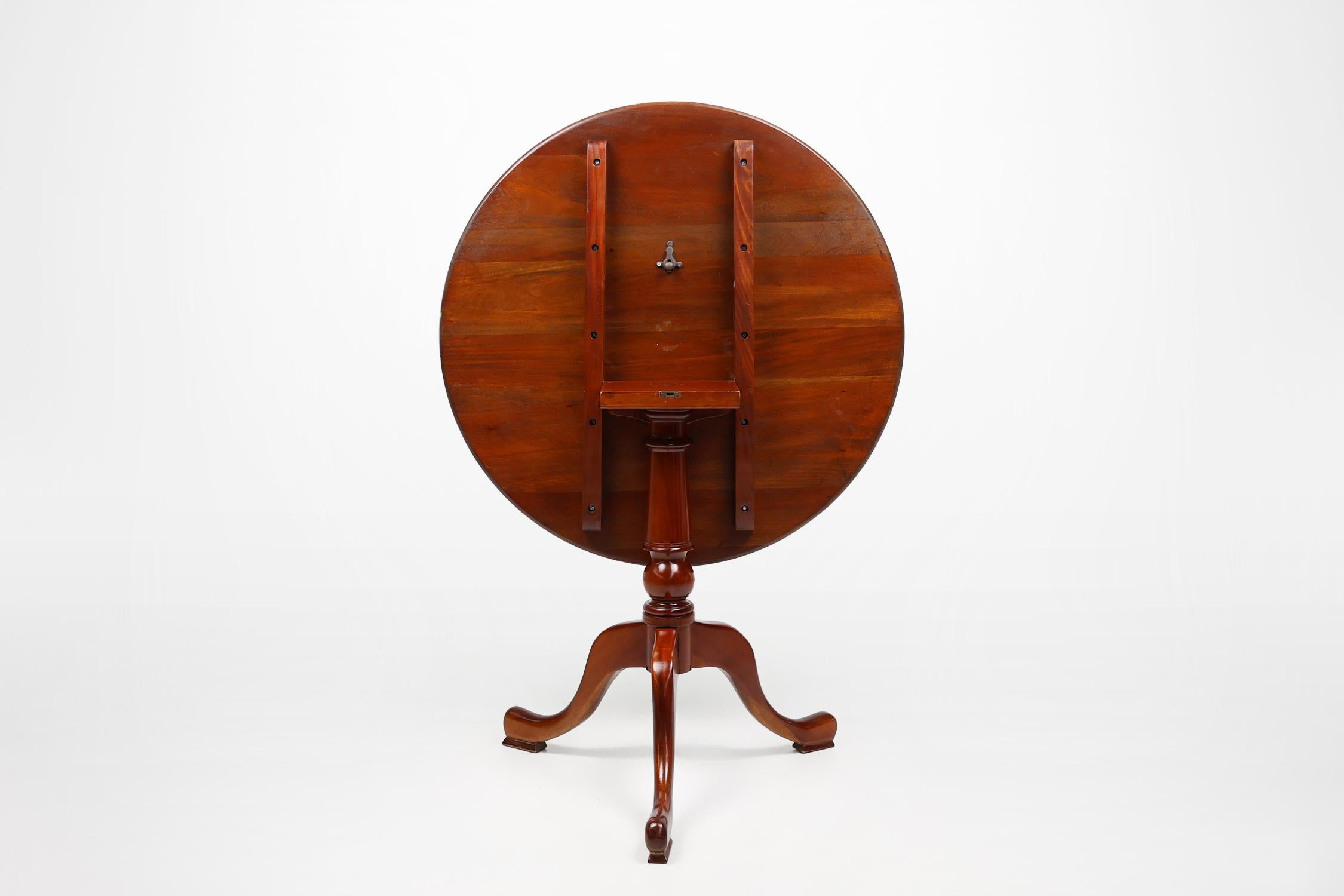 Table ronde anglaise du 20ème siècle en bois de cerisier, Royaume-Uni en vente 3