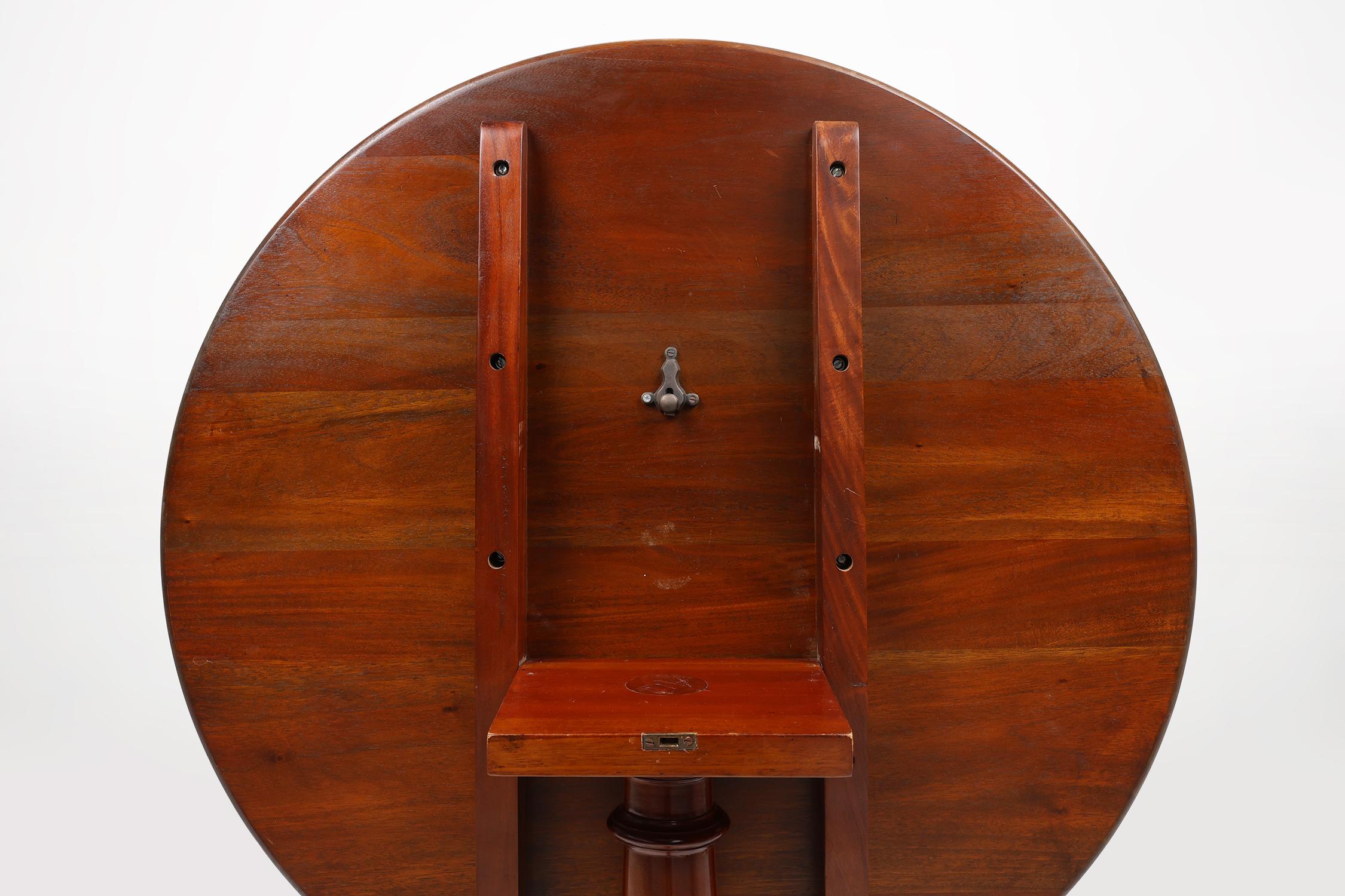 Table ronde anglaise du 20ème siècle en bois de cerisier, Royaume-Uni en vente 4