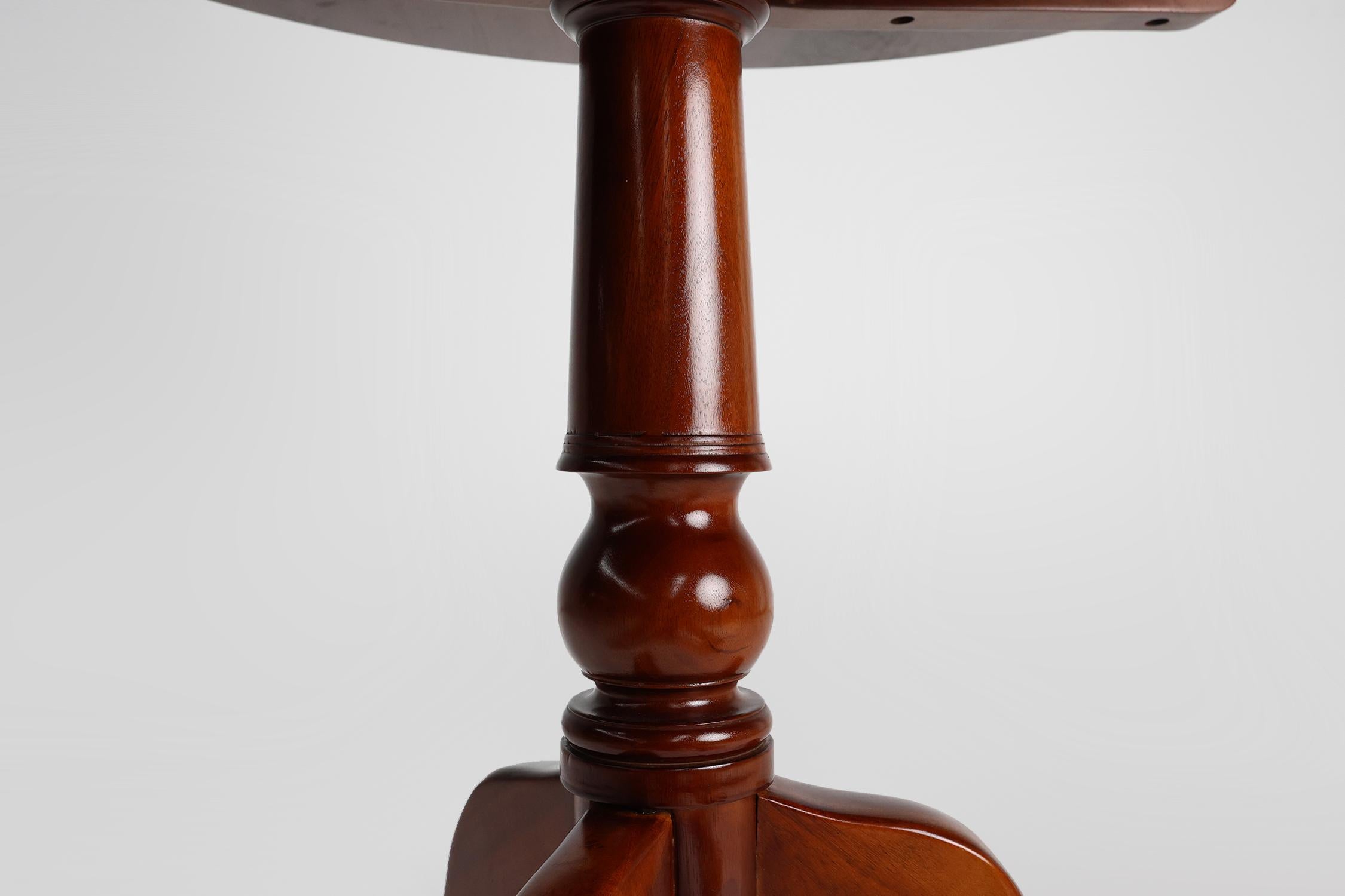 Table ronde anglaise du 20ème siècle en bois de cerisier, Royaume-Uni en vente 1