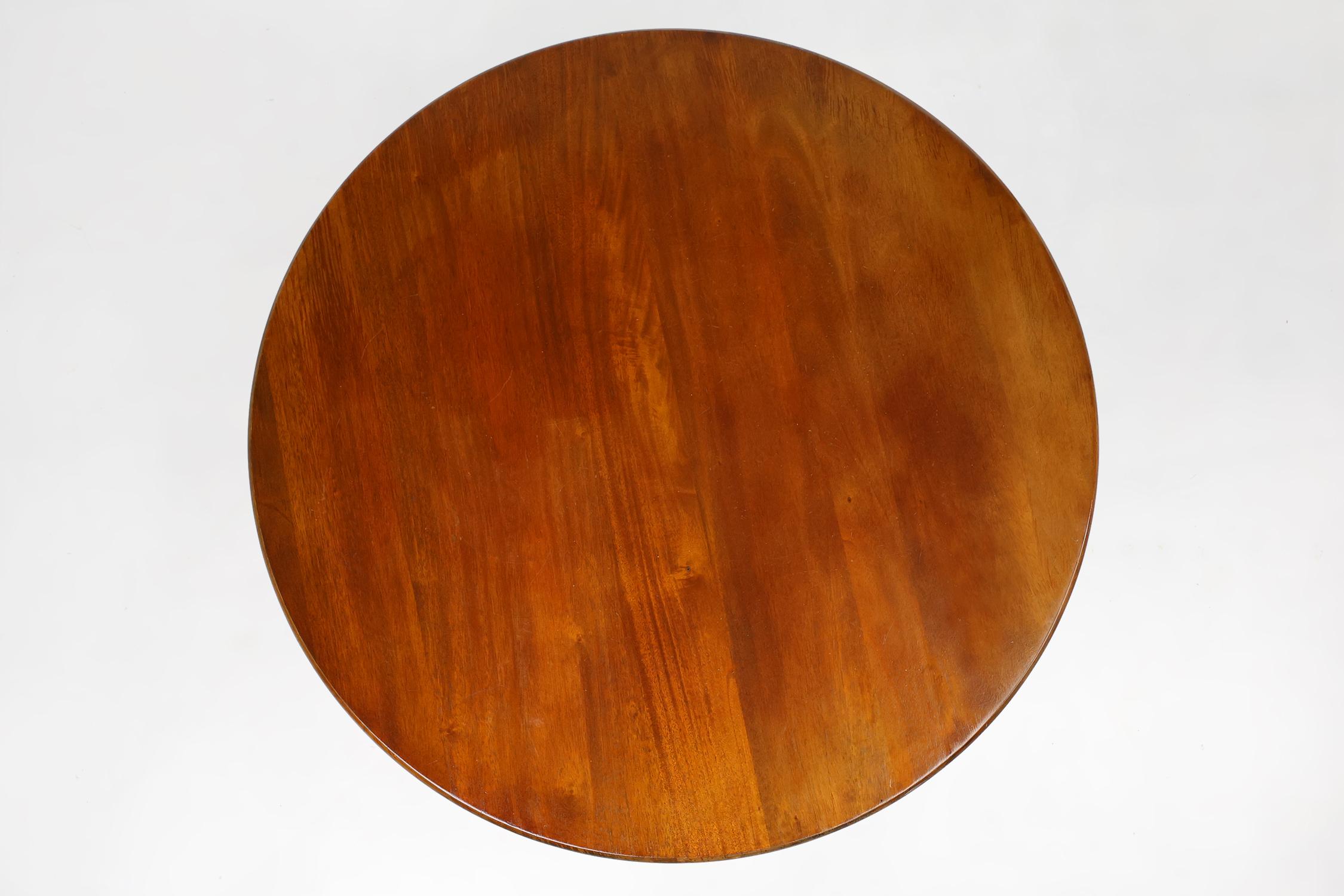 Table ronde anglaise du 20ème siècle en bois de cerisier, Royaume-Uni en vente 2