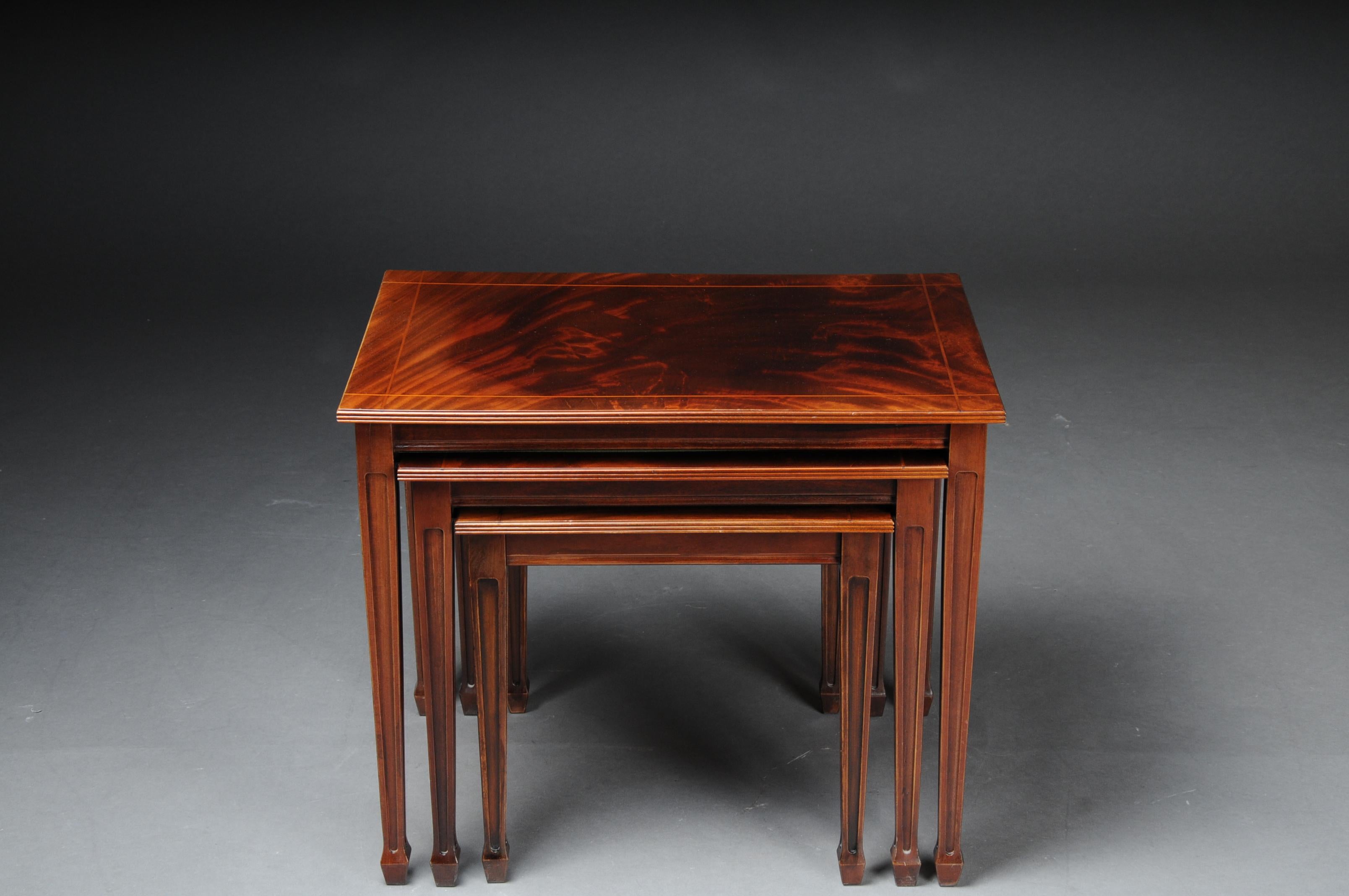 20th century English set of 3 side tables, mahogany

Solid wood, mahogany veneered and stained. Slightly protruding cover plate standing on fluted square legs.

(G-87).