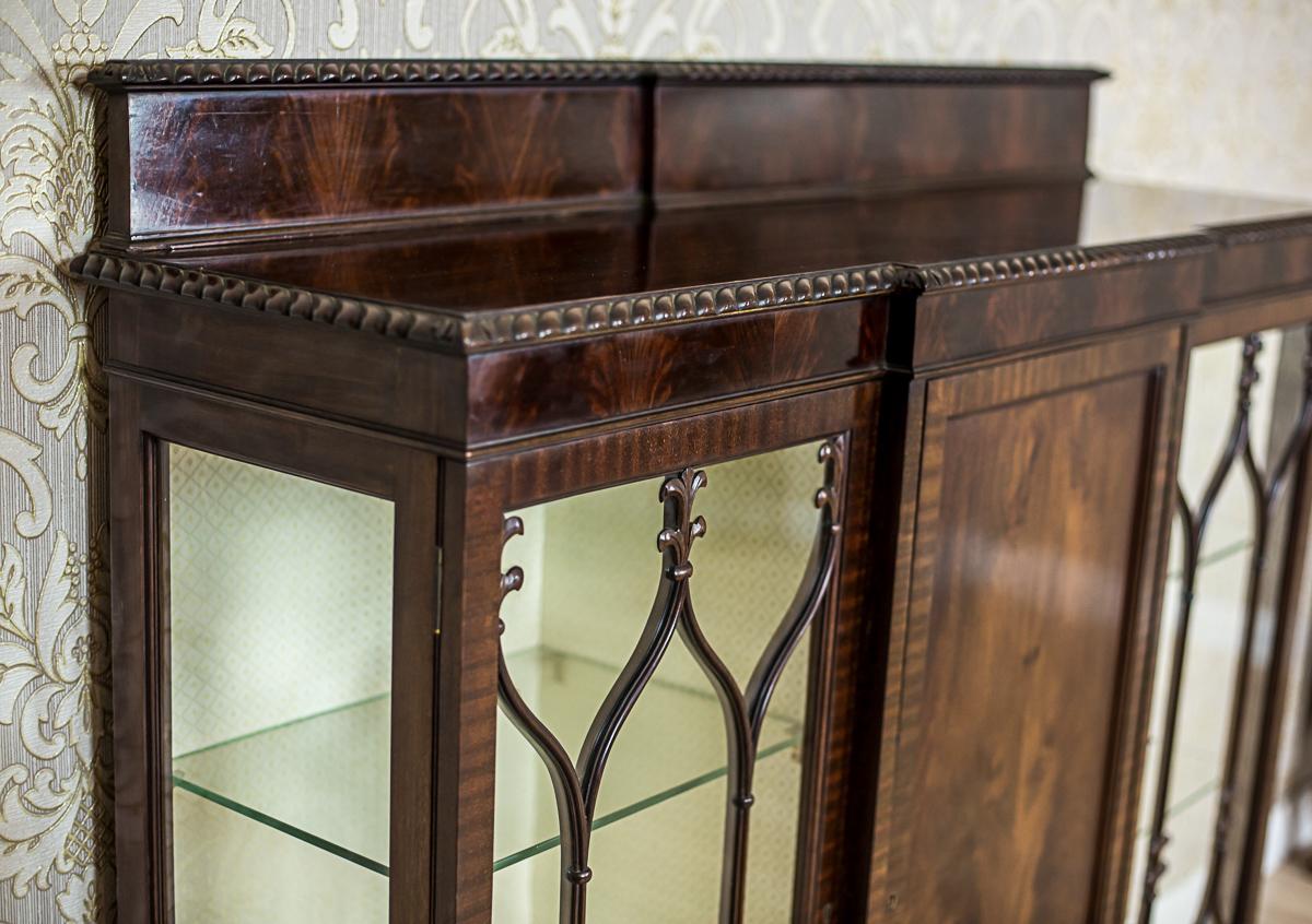 20th Century 20th-Century English Showcase in the Chippendale Type Veneered with Mahogany