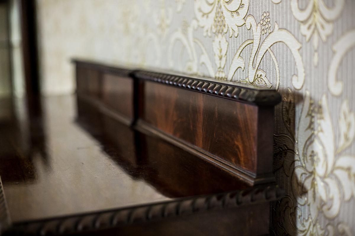 20th-Century English Showcase in the Chippendale Type Veneered with Mahogany 1