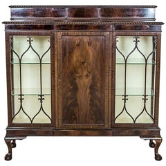 20th-Century English Showcase in the Chippendale Type Veneered with Mahogany