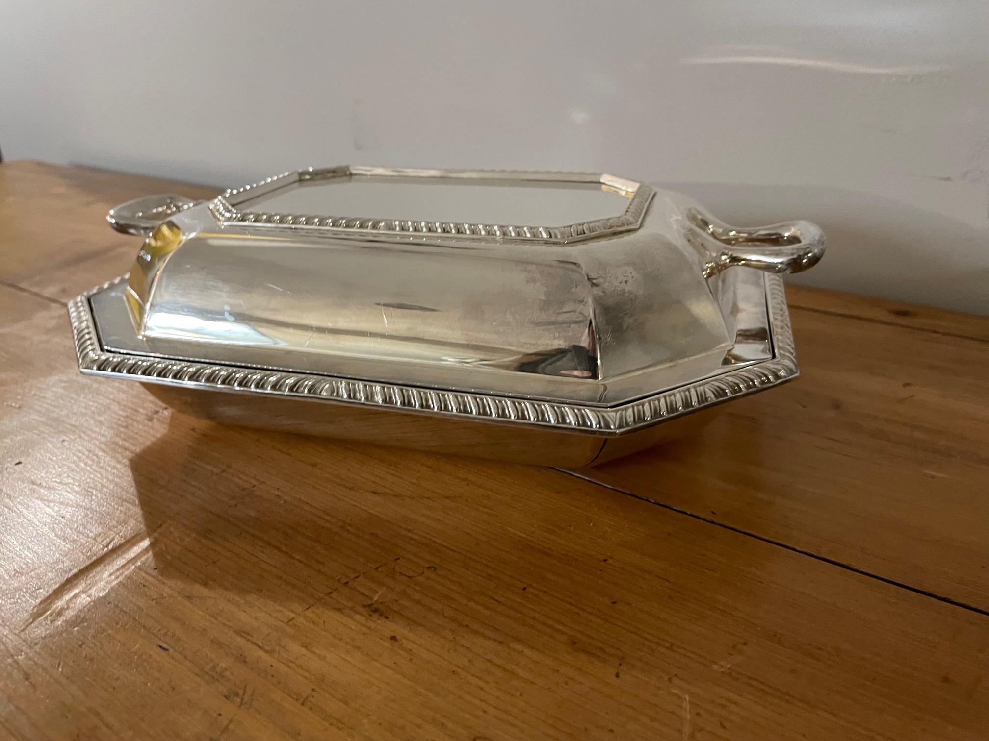 Very nice 20th century English silver plate Entree dish from the 1950s. 
The top is removable thanks to the handle. 
Very good quality and condition. 