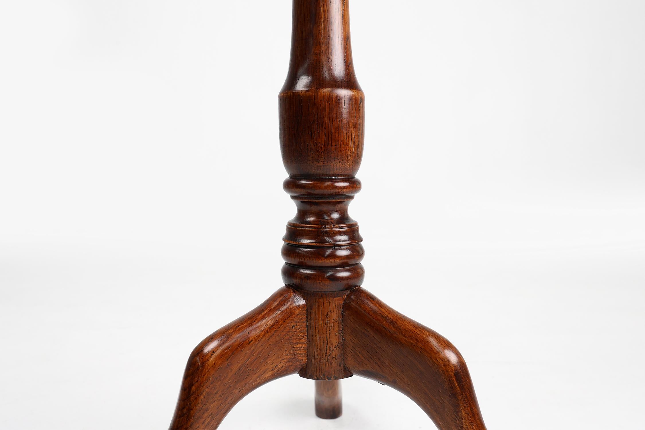 20th Century English small round tilt top table in solid oak, UK For Sale 4