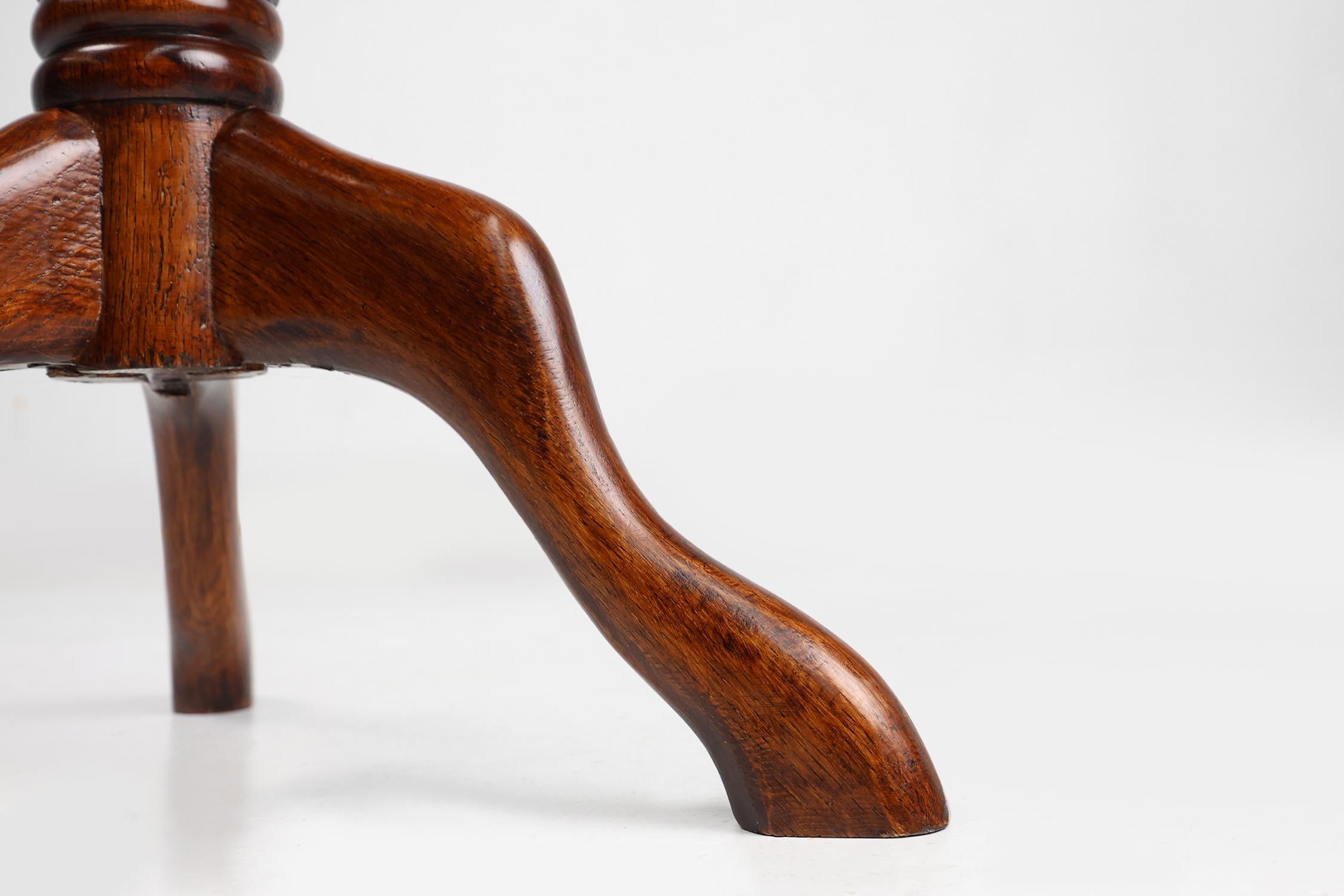 20th Century English small round tilt top table in solid oak, UK For Sale 5