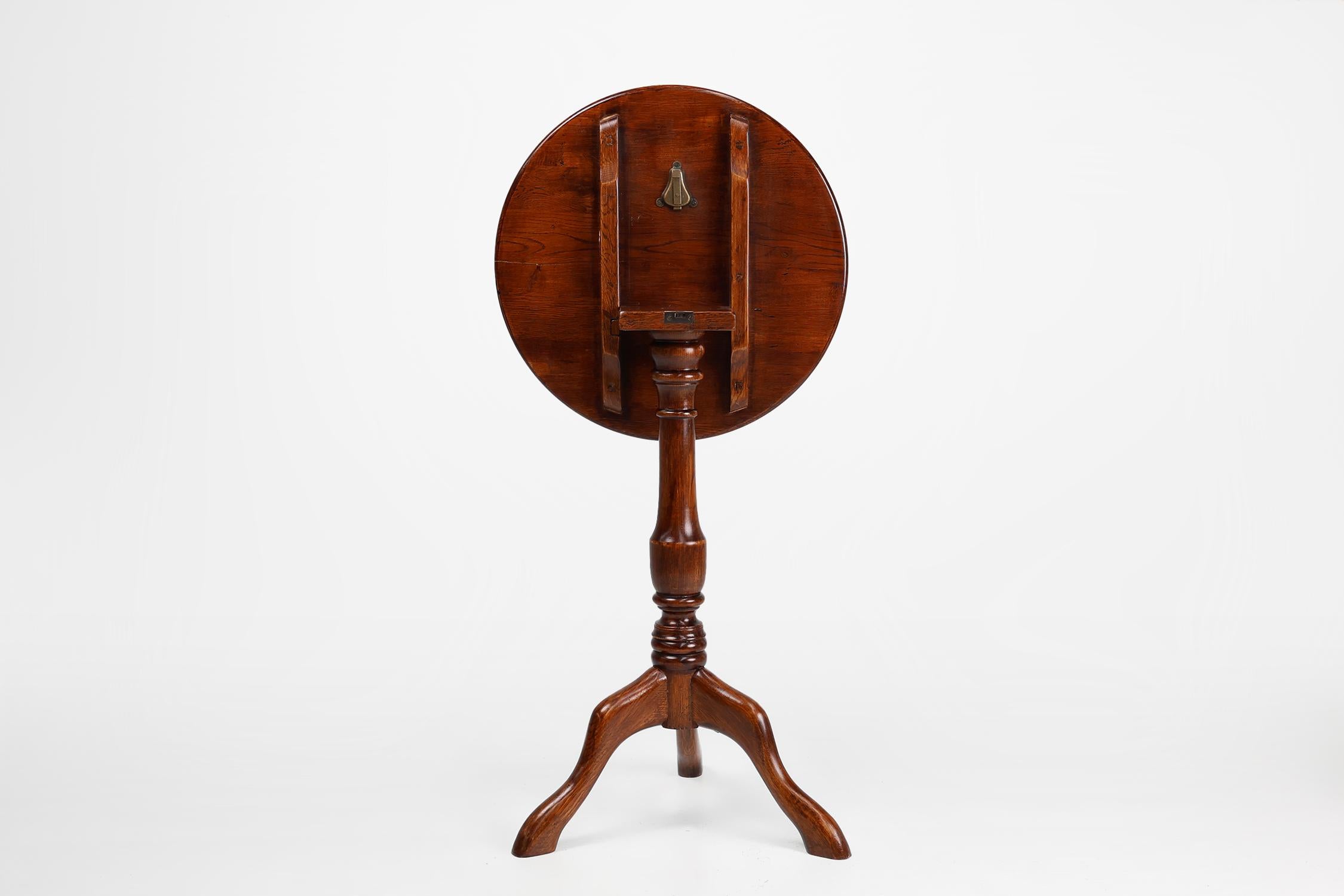 20th Century English small round tilt top table in solid oak, UK For Sale 6