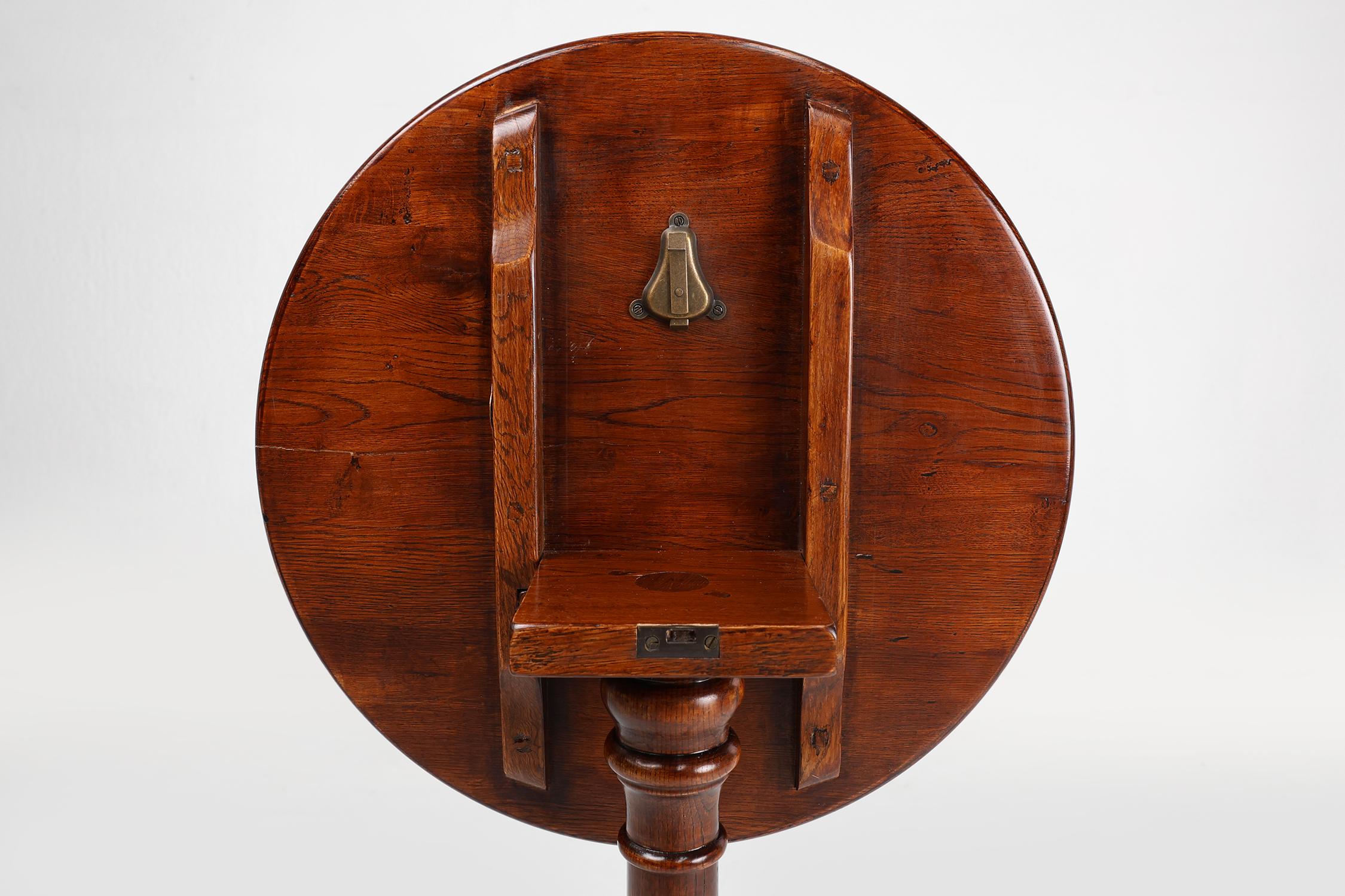 20th Century English small round tilt top table in solid oak, UK For Sale 7