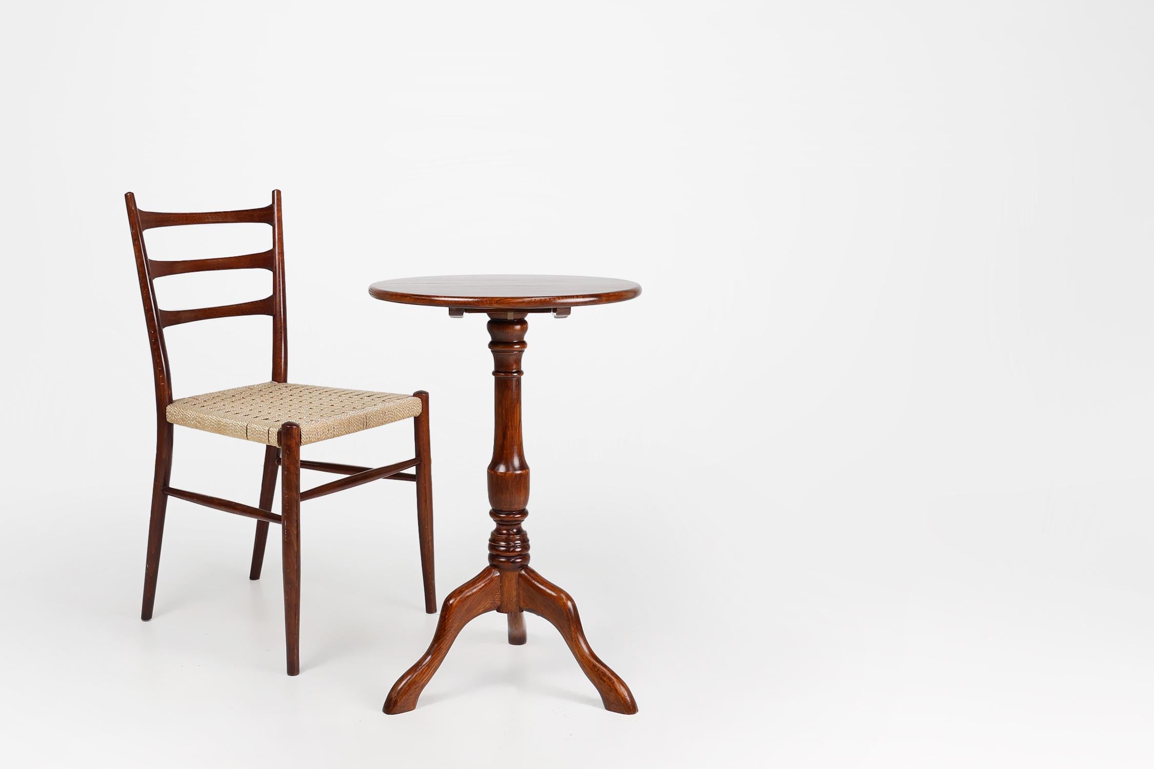 United Kingdom / 1950 / tilt top table / oak wood / English / Mid-century

Beautiful small English tripod occasional tilt top table in solid oak wood. Crafted in the 20th century in the UK. This table has a round top and vase shaped column