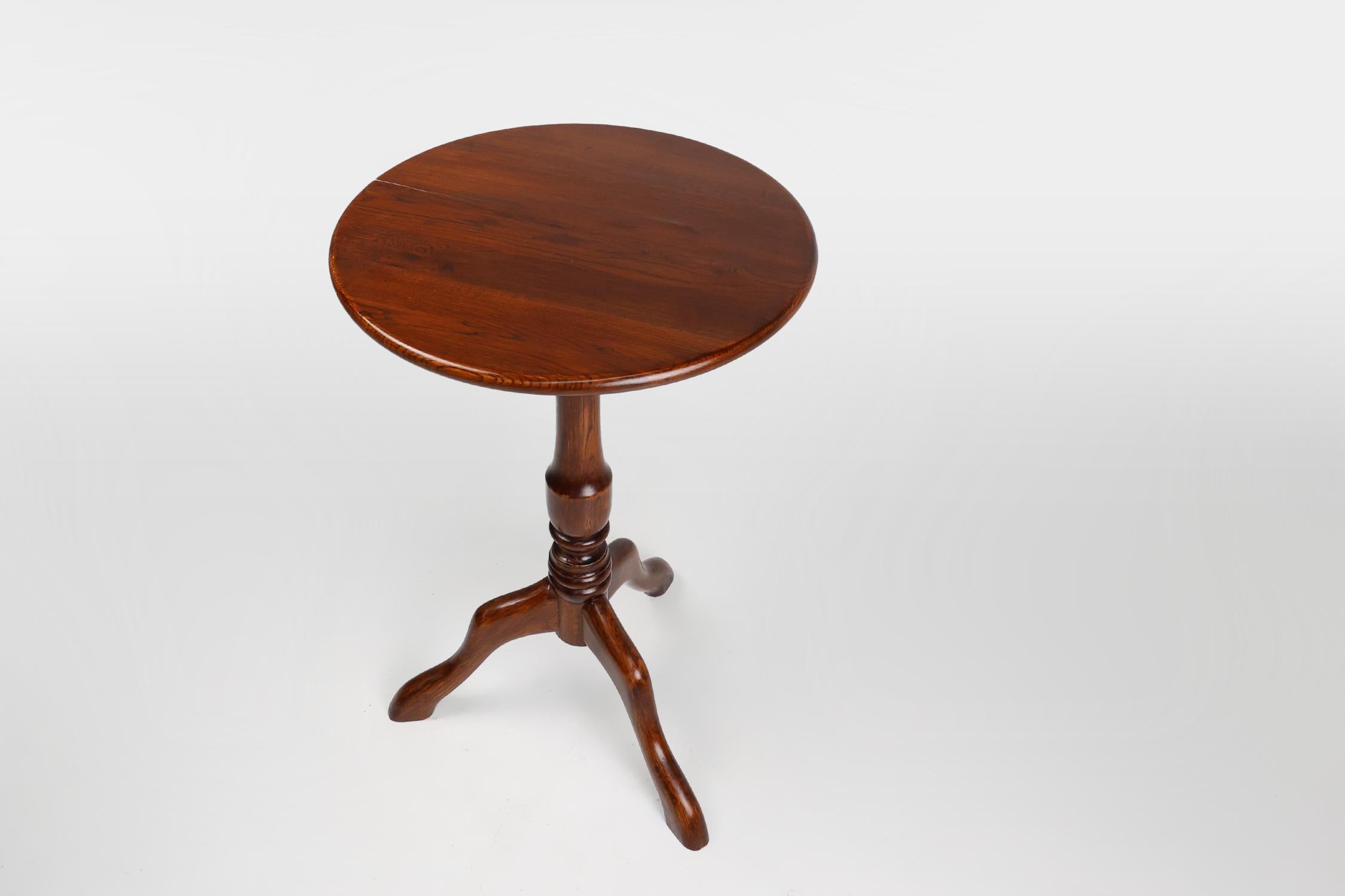 Mid-Century Modern 20th Century English small round tilt top table in solid oak, UK For Sale