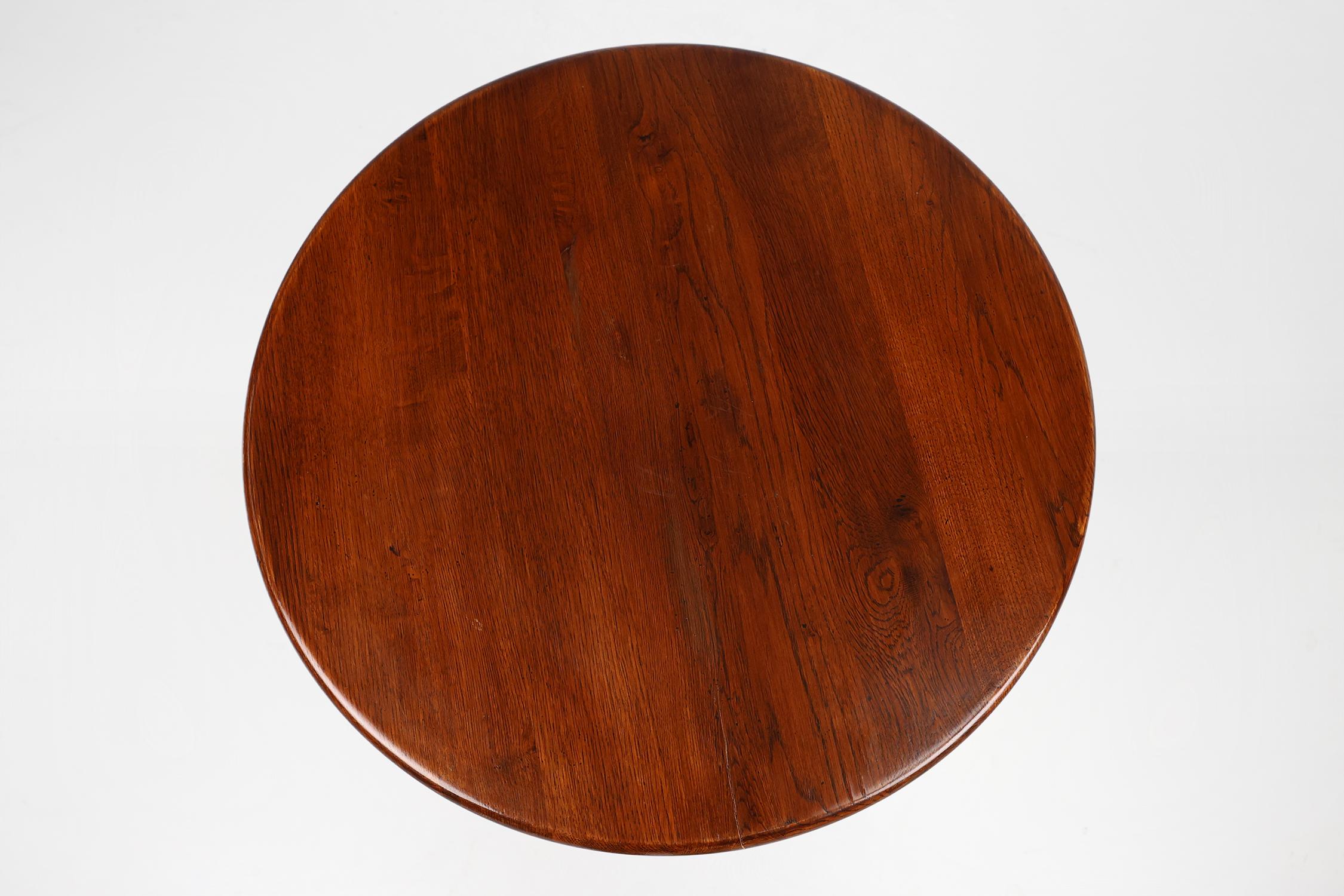 20th Century English small round tilt top table in solid oak, UK In Good Condition For Sale In Meulebeke, BE