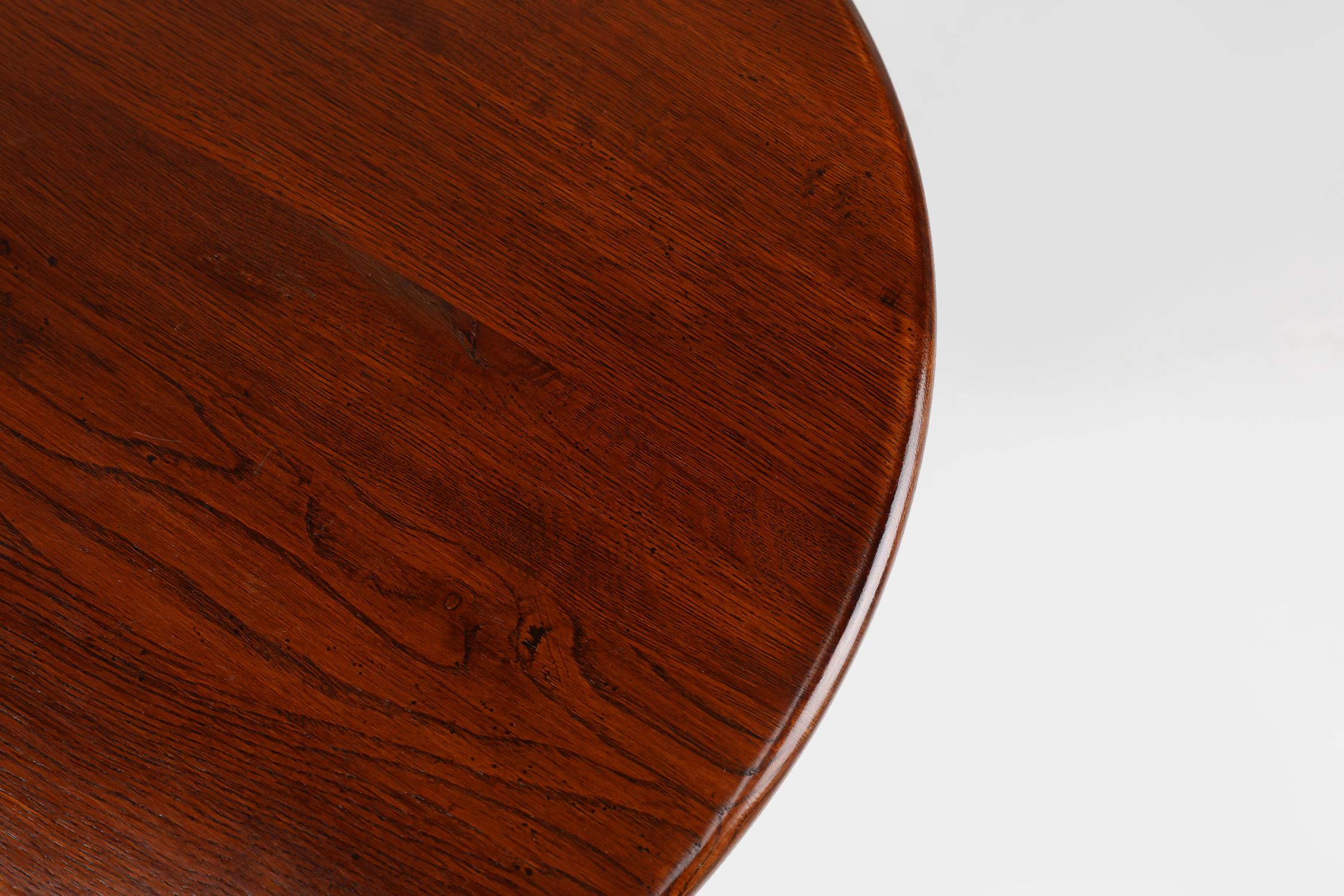 Oak 20th Century English small round tilt top table in solid oak, UK For Sale