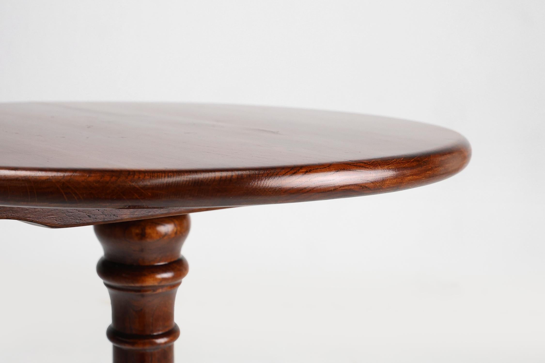 20th Century English small round tilt top table in solid oak, UK For Sale 1