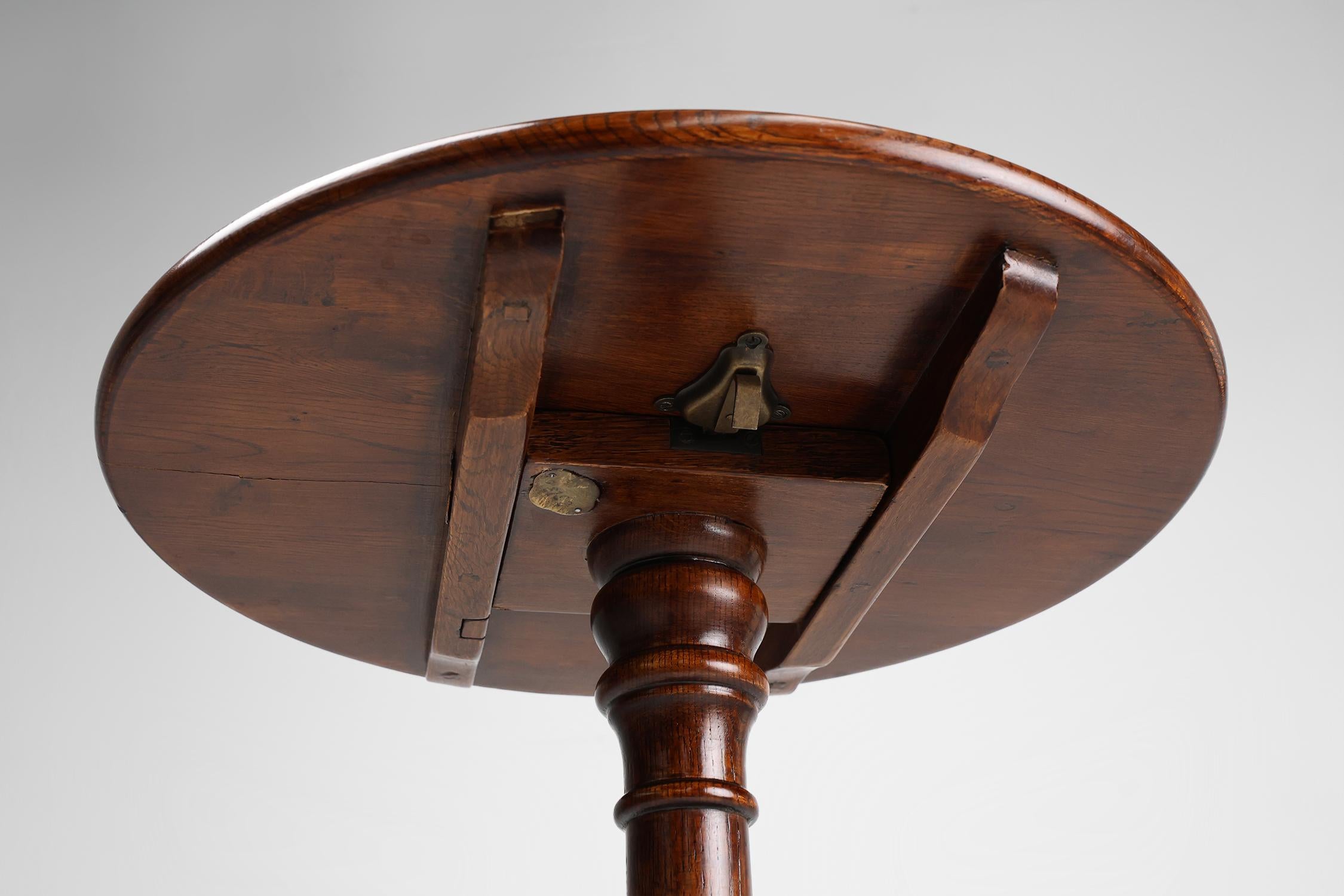 20th Century English small round tilt top table in solid oak, UK For Sale 3