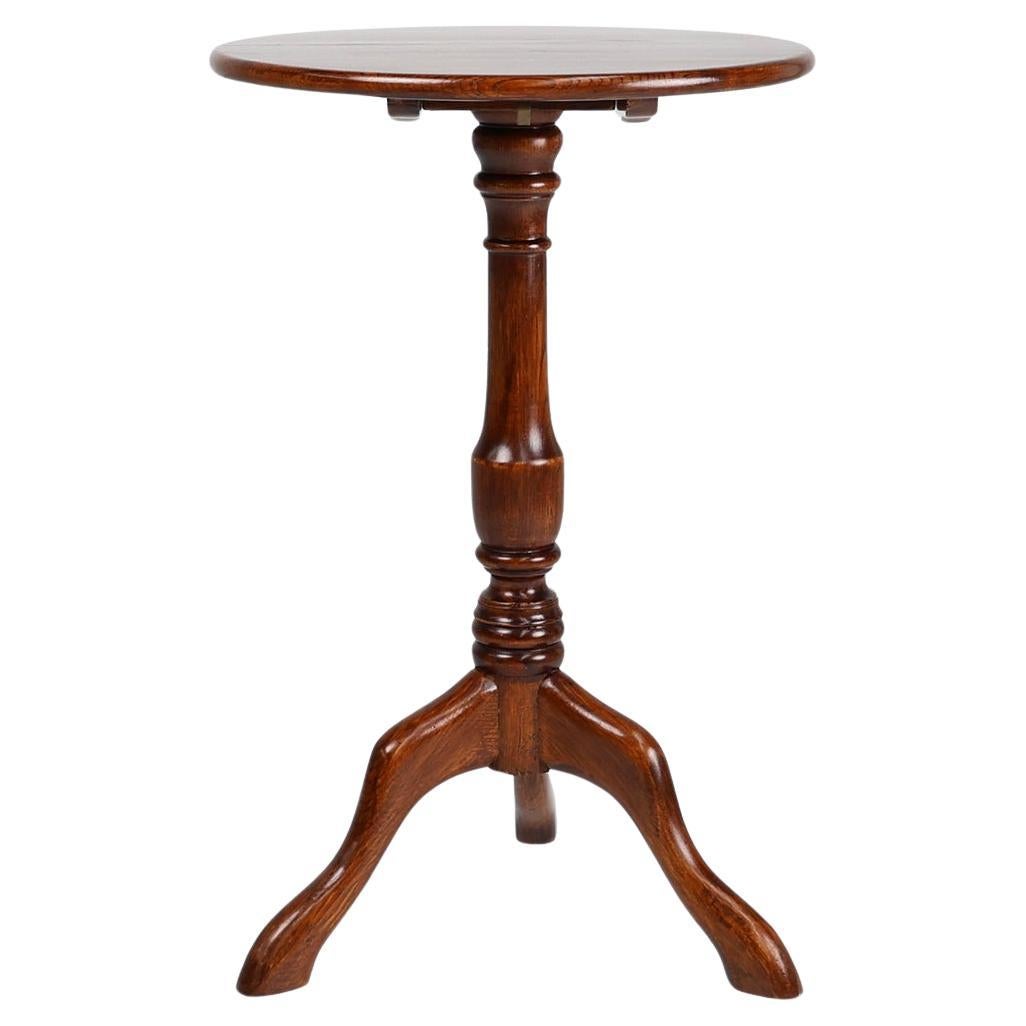 20th Century English small round tilt top table in solid oak, UK For Sale