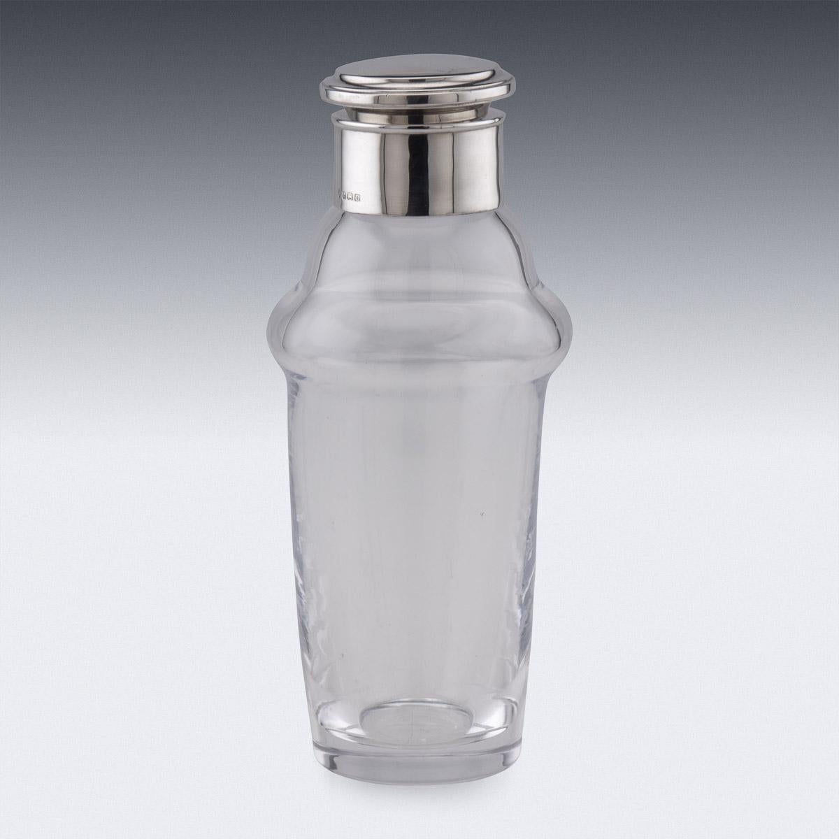 20th Century English silver & glass cocktail shaker, with a silver plated stopper. Hallmarked English silver (925 standard), Birmingham, year 1928 (D), Maker W&P (Unknown).

CONDITION
In Great Condition - No Damage.

SIZE
Height: