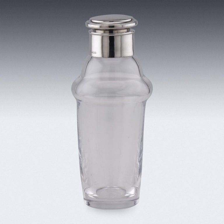 20th Century English silver & glass cocktail shaker, with a silver plated stopper. Hallmarked English silver (925 standard), Birmingham, year 1928 (D), Maker W&P (Unknown).

CONDITION
In Great Condition - No Damage.

SIZE
Height: