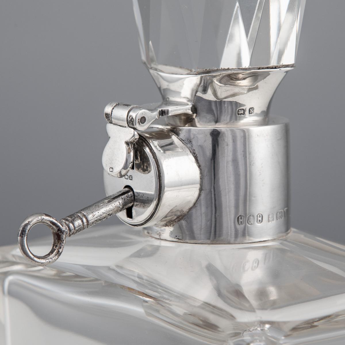 Siglo XX Decantador inglés de aguardiente de plata maciza y cristal con cerradura y llave c.1927 en venta 6